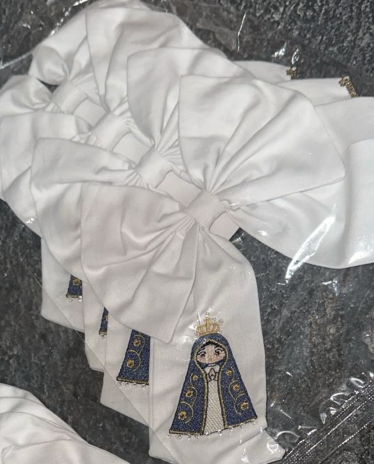 Laço Infantil Luxo Branco Bordado Nossa Senhora Aparecida - Roana