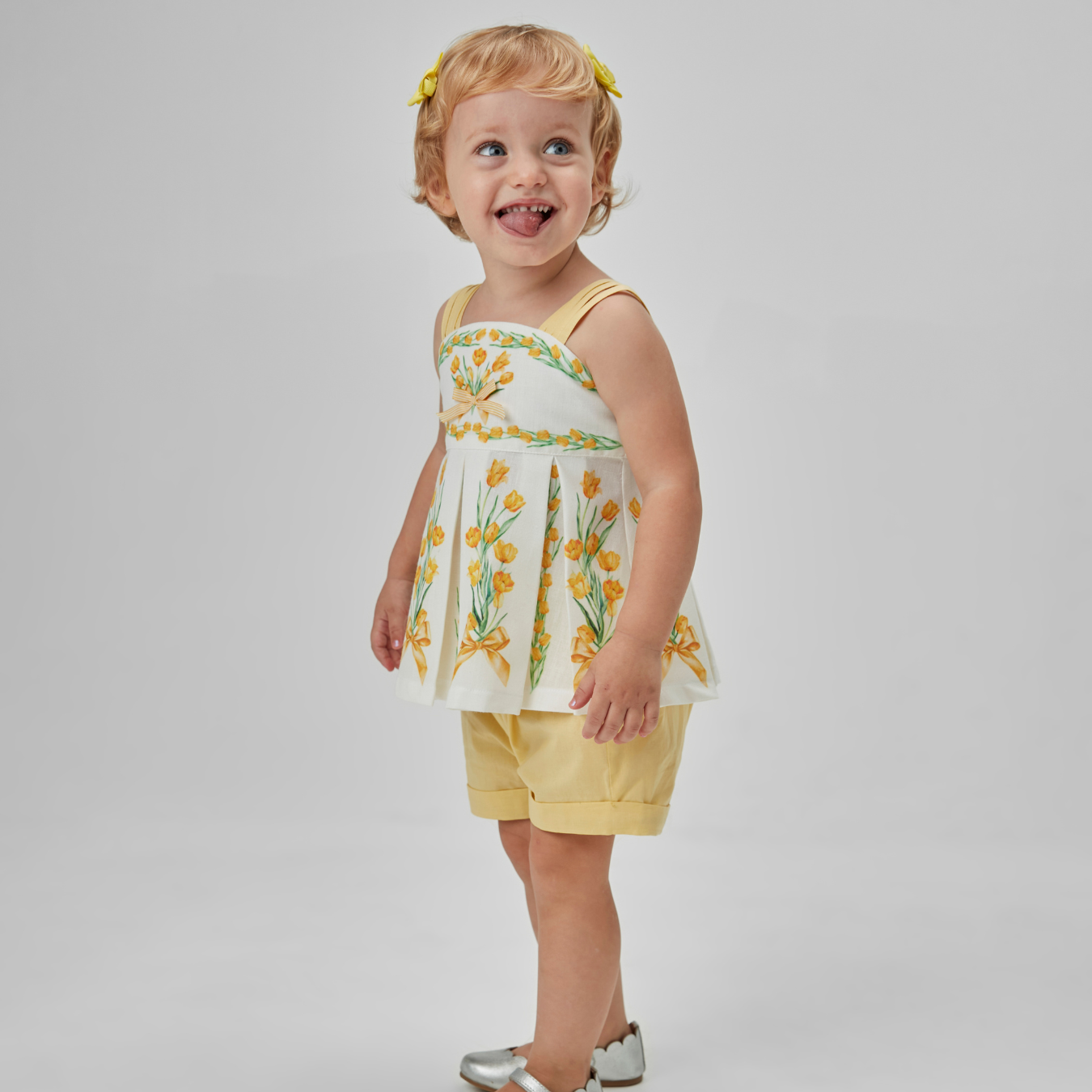 Conjunto Bebê Bata Flores e Shorts Amarelo - Um Mais Um PRÉ-VENDA