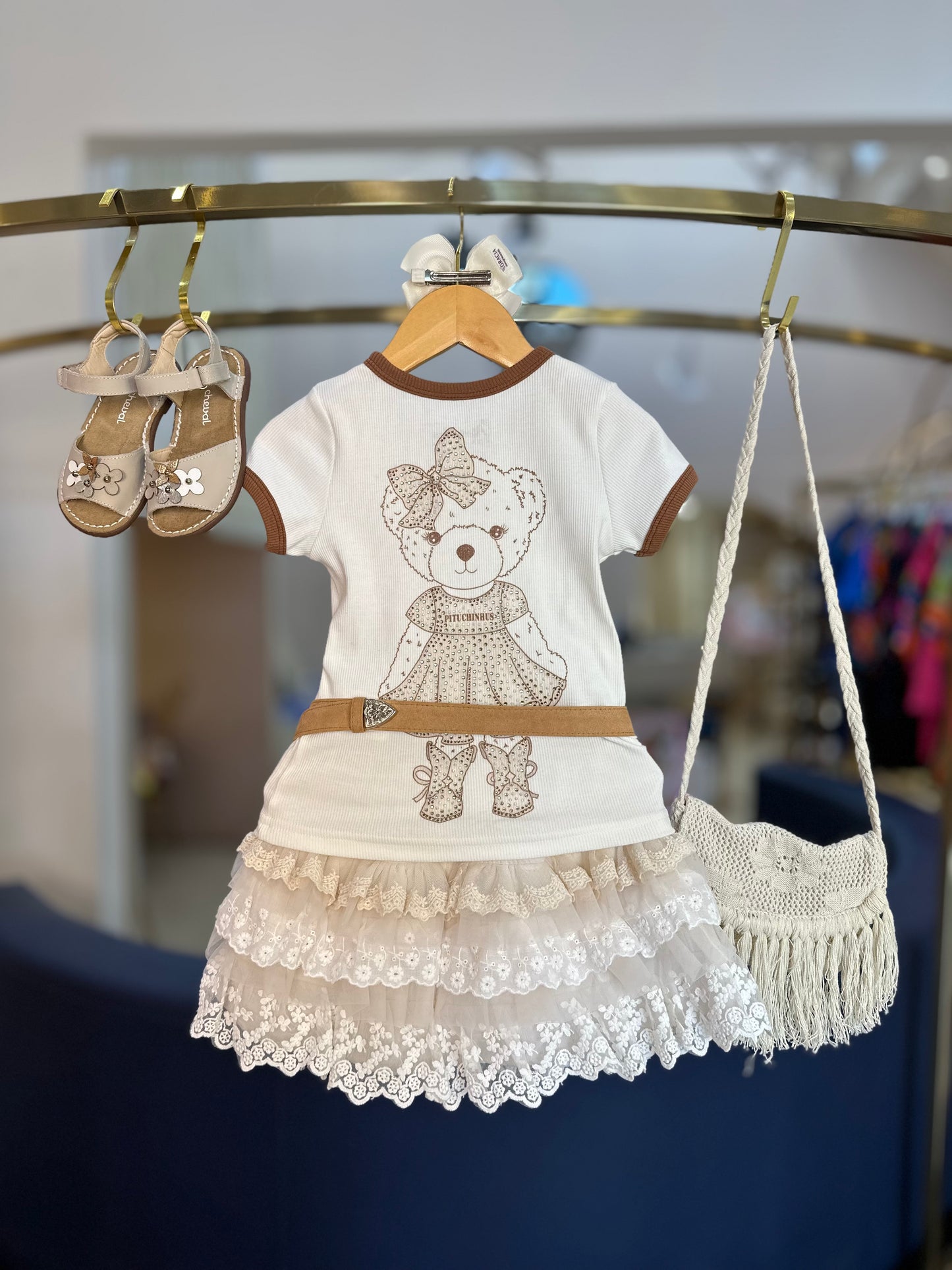 Conjunto Infantil Blusa Ursinha, Botinha e Chapéu e Saia Mix Babados - Pituchinhus