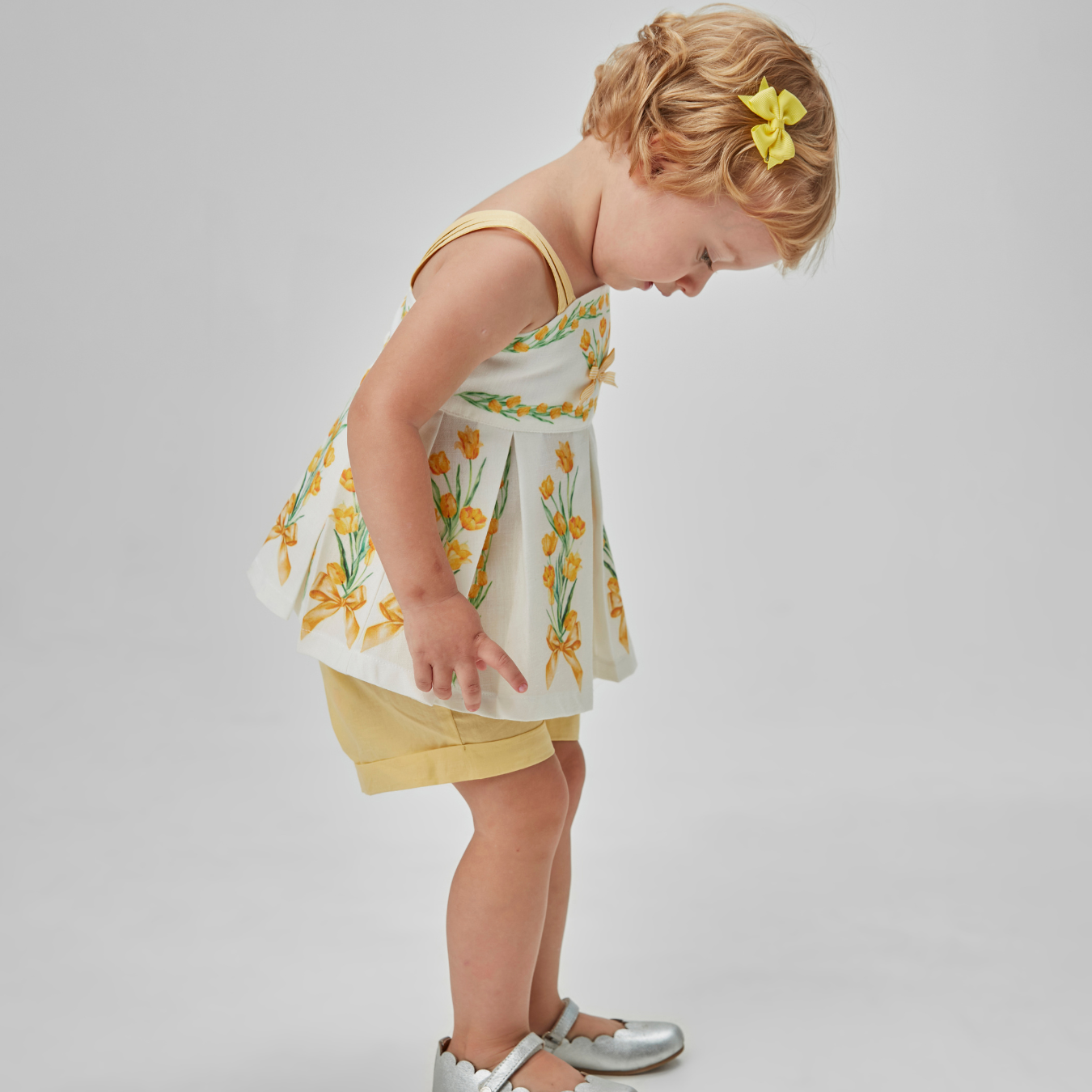 Conjunto Bebê Bata Flores e Shorts Amarelo - Um Mais Um PRÉ-VENDA