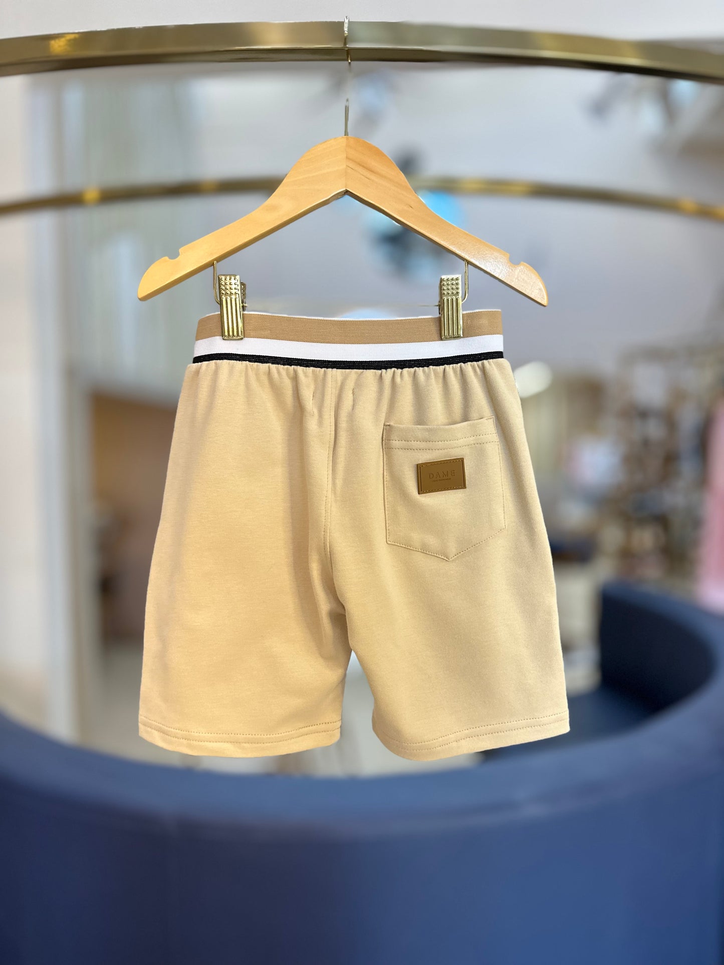 Conjunto Infantil Camiseta Teddy Chapéu Panamá Preta e Bermuda Moletom Listra Bege - Dame