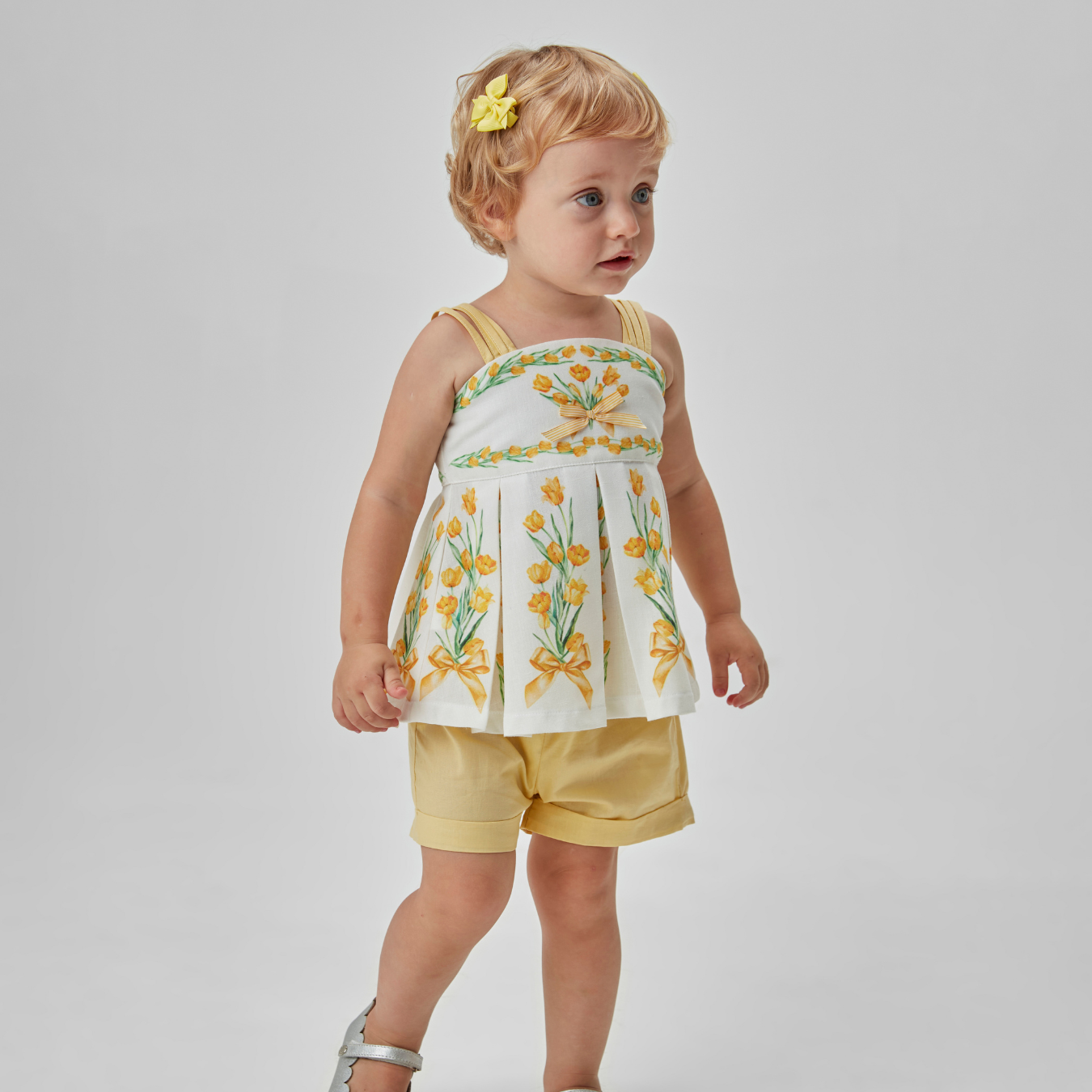 Conjunto Bebê Bata Flores e Shorts Amarelo - Um Mais Um PRÉ-VENDA