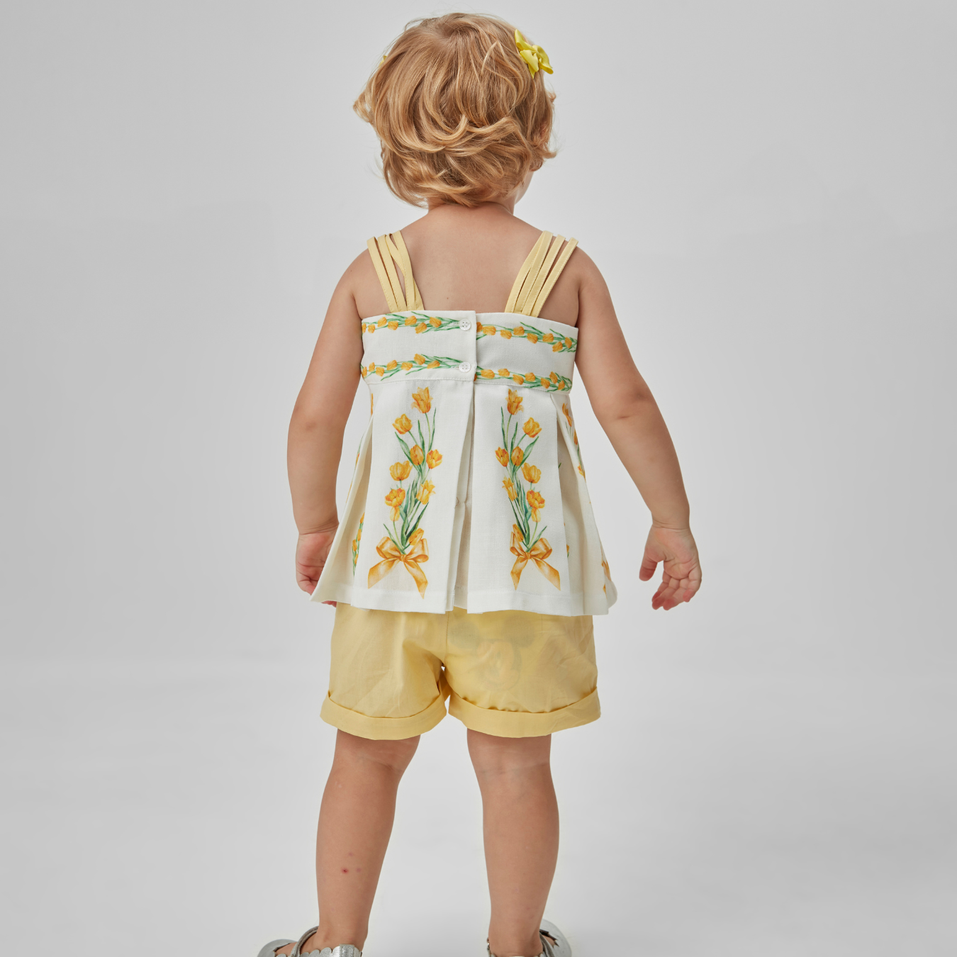 Conjunto Bebê Bata Flores e Shorts Amarelo - Um Mais Um PRÉ-VENDA