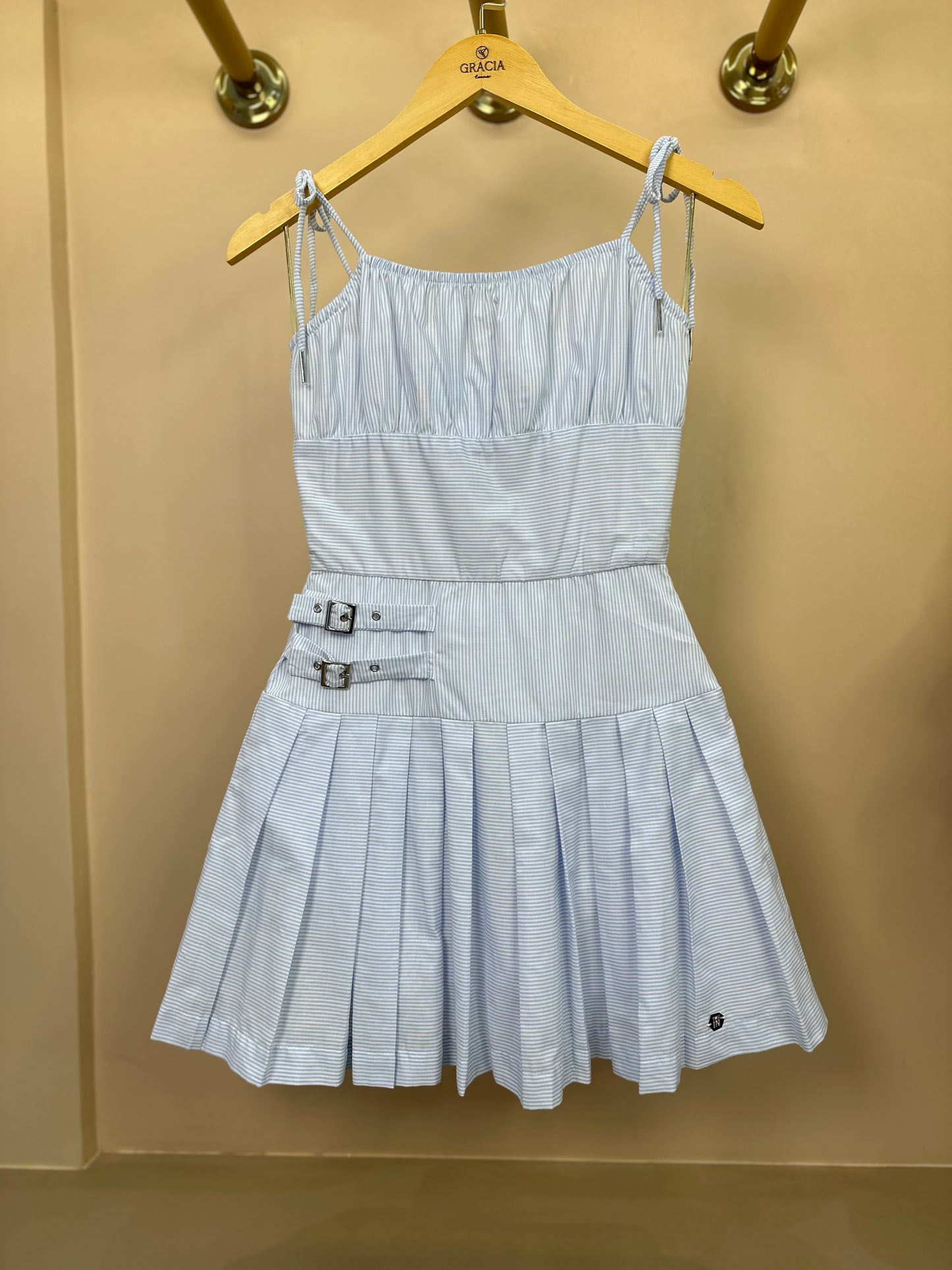 Vestido Teen Pregas Amarração Ombro e Fivelas Laterais - Two In