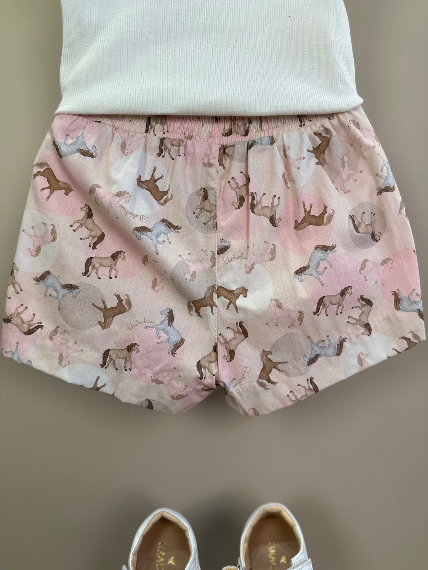 Conjunto Infantil Blusa Rib Good Luck Bordada e Shorts Rosa Estampa Cavalinhos - Pituchinhus