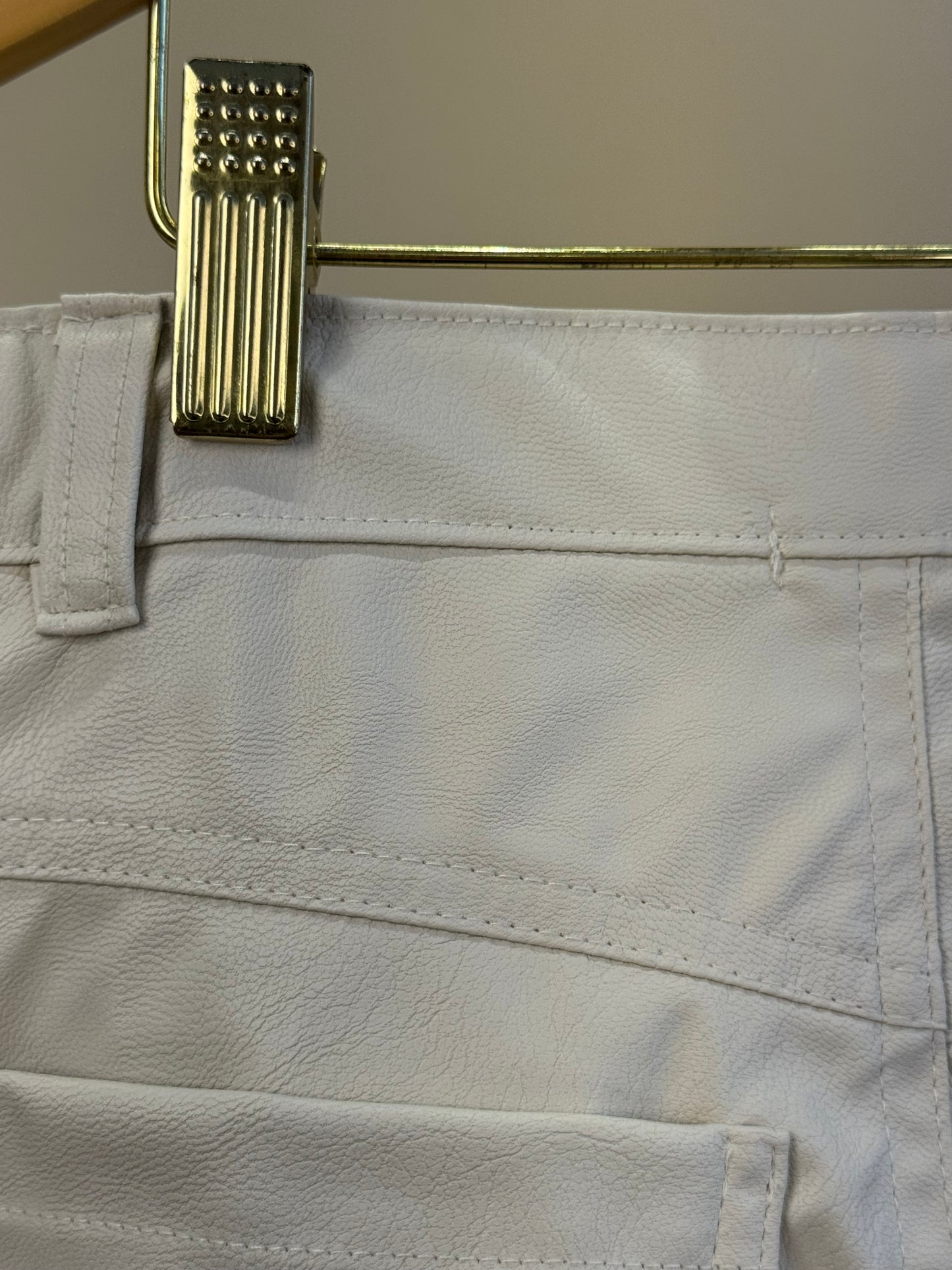 Calça Wide Leg Couro Fake Pingente de Urso Bege - Luluzinha