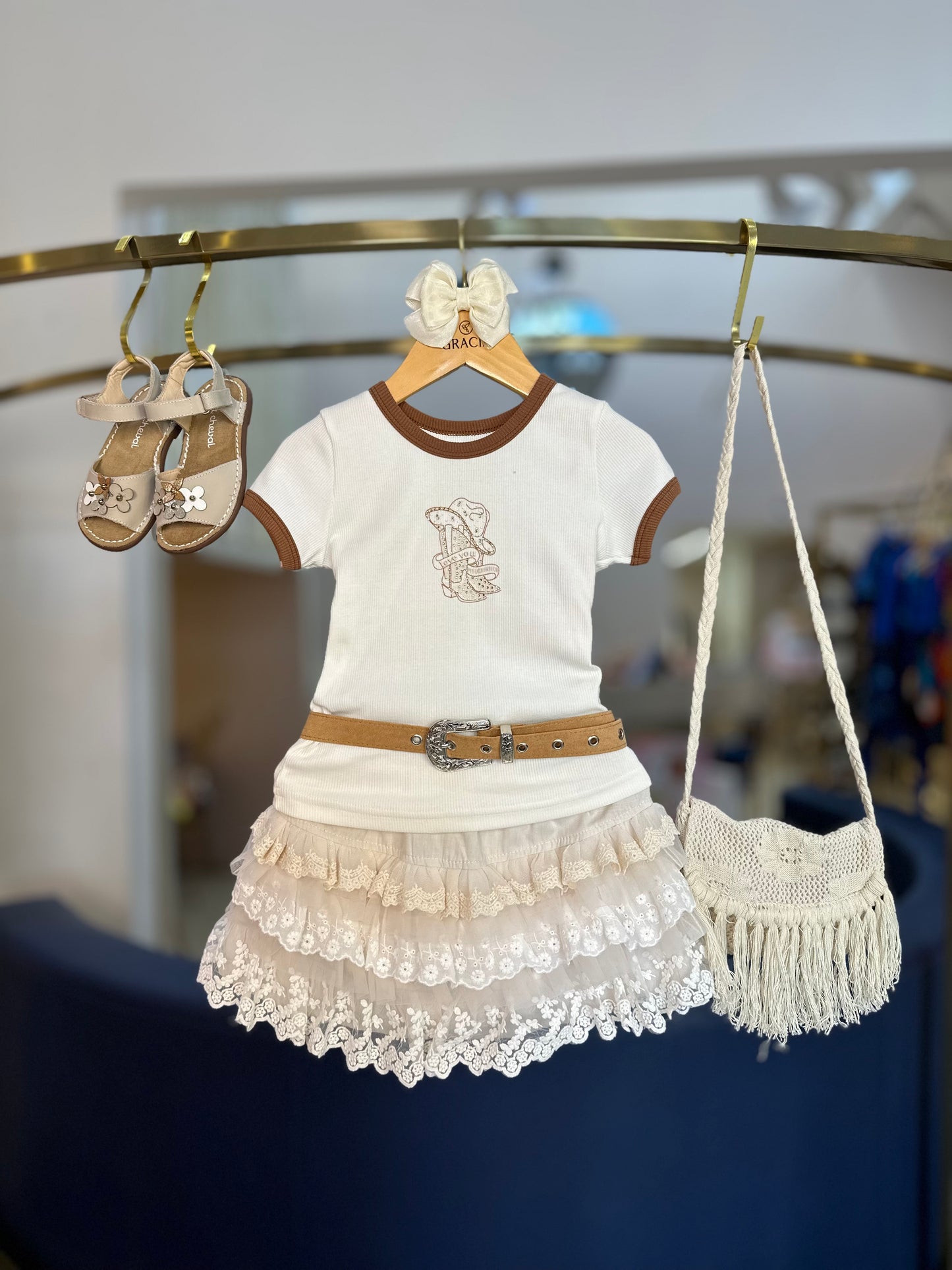 Conjunto Infantil Blusa Ursinha, Botinha e Chapéu e Saia Mix Babados - Pituchinhus