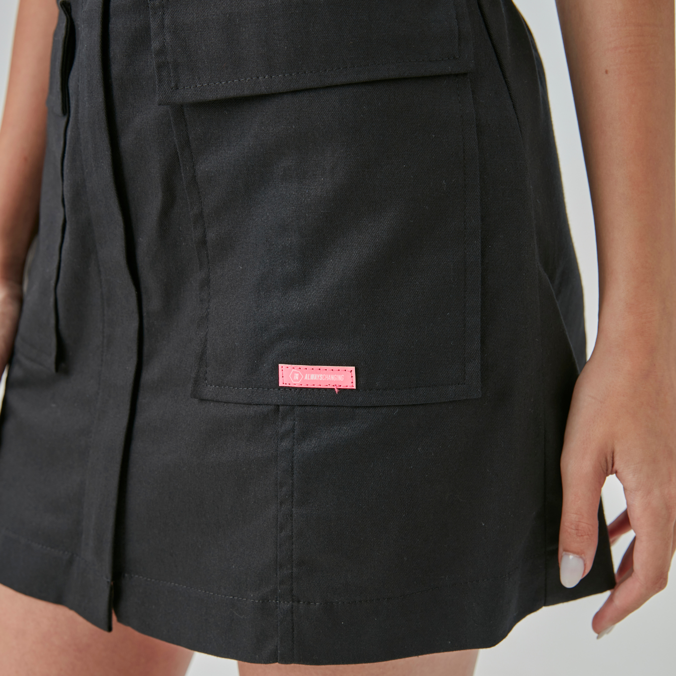 Vestido Teen Bolsos Cargo Preto - Two In PRÉ-VENDA