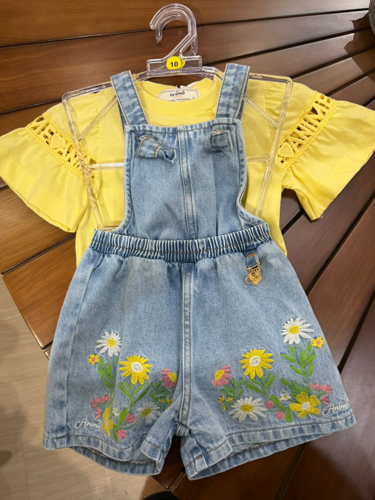 Conjunto Infantil Blusa Mangas Curtas Pingente Amarelo e Jardineira Jeans Bordado Floral - Animê