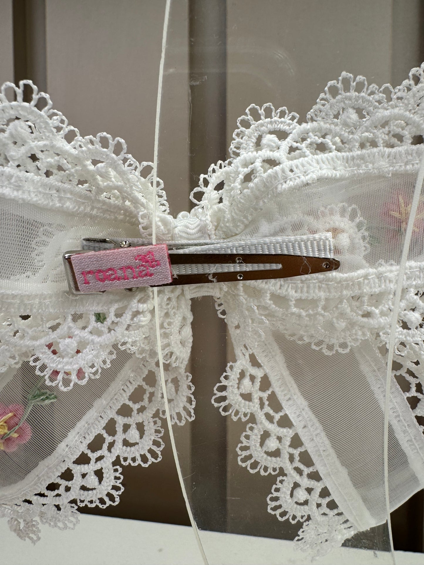 Laço Infantil Transversal Bordado Flores Miolo Pérolas Branco - Roana