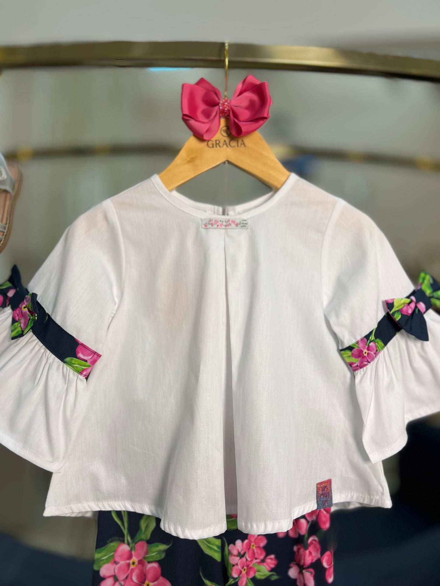 Conjunto Infantil Bata Ampla com Laços e Legging Estampada - Um Mais Um