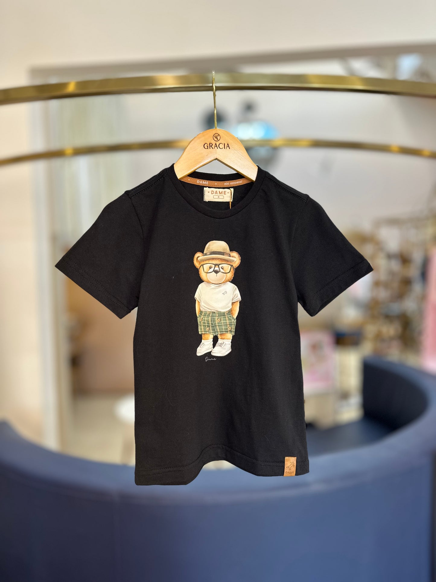 Conjunto Infantil Camiseta Teddy Chapéu Panamá Preta e Bermuda Moletom Listra Bege - Dame