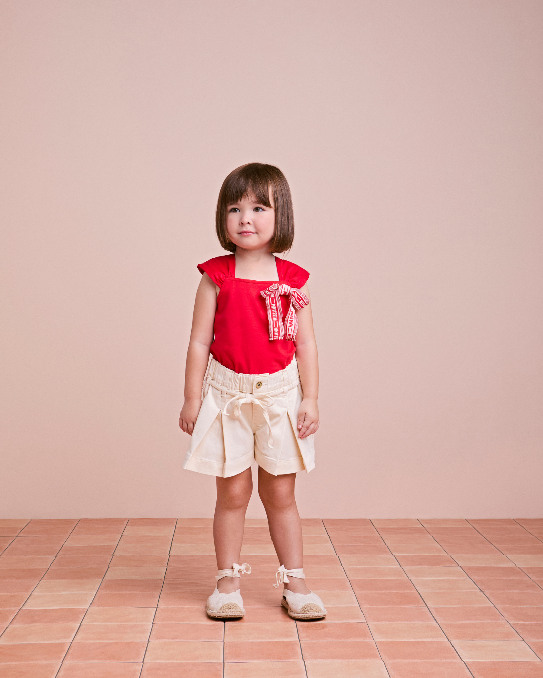 Conjunto Infantil Blusa Vermelha Laço ANM e Shorts Bege Pregas - Animê