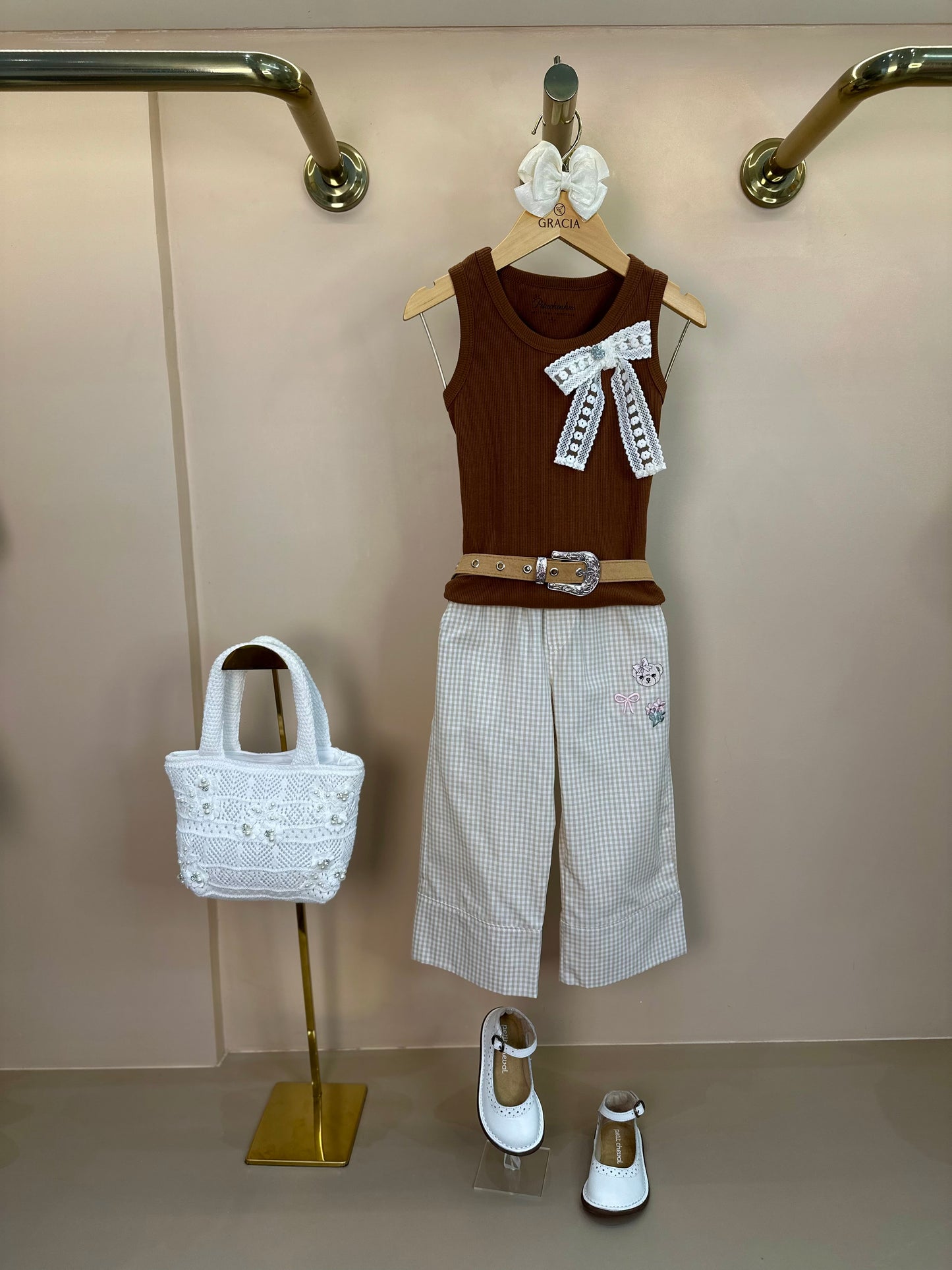 Conjunto Infantil Regata Laço de Renda Marrom e Calça Reta Xadrez Patches - Pituchinhus