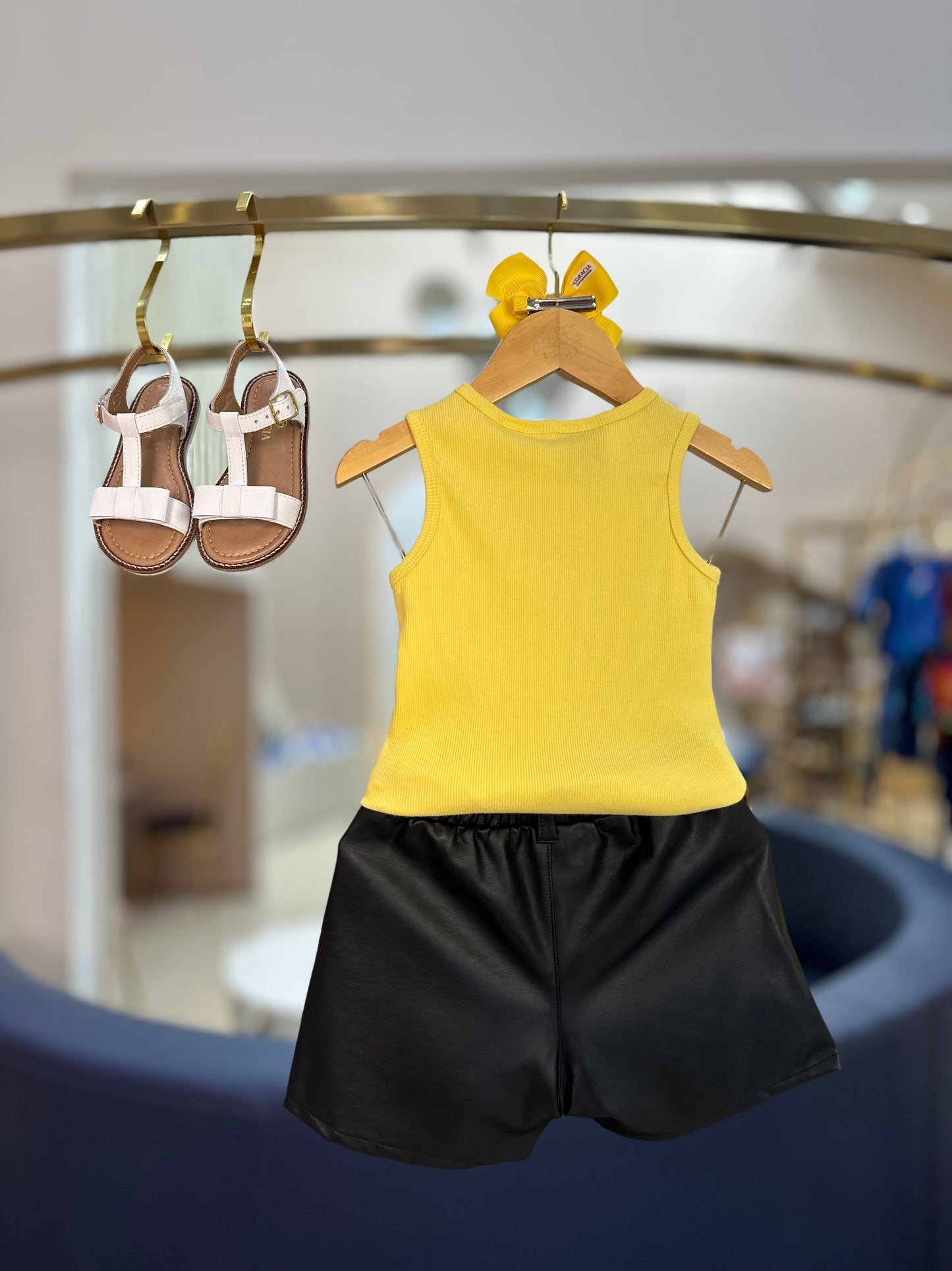 Conjunto Infantil Blusa Daisy Amarela e Shorts Couro Tech - Animê