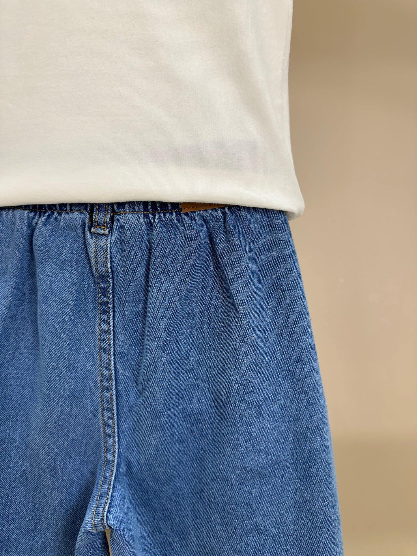 Conjunto Infantil Blusa Lenço Estampado Amarrado Na Gola e Calça Jeans Wide Leg Cós Alto Com Elástico - Momi