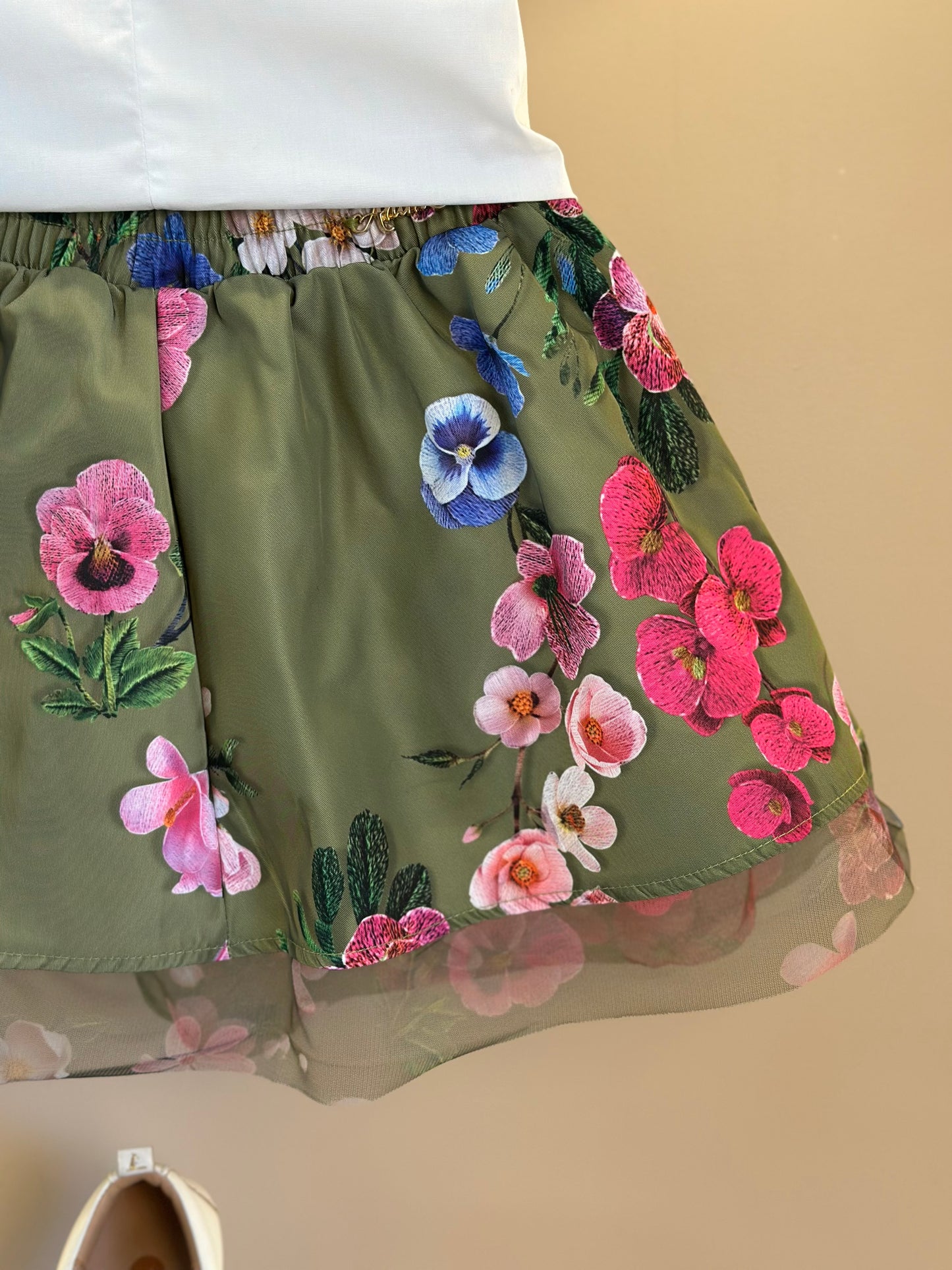 Conjunto Infantil Blusa Off White e Saia Conceito Tule Floral Bordado Verde Forest - Animê