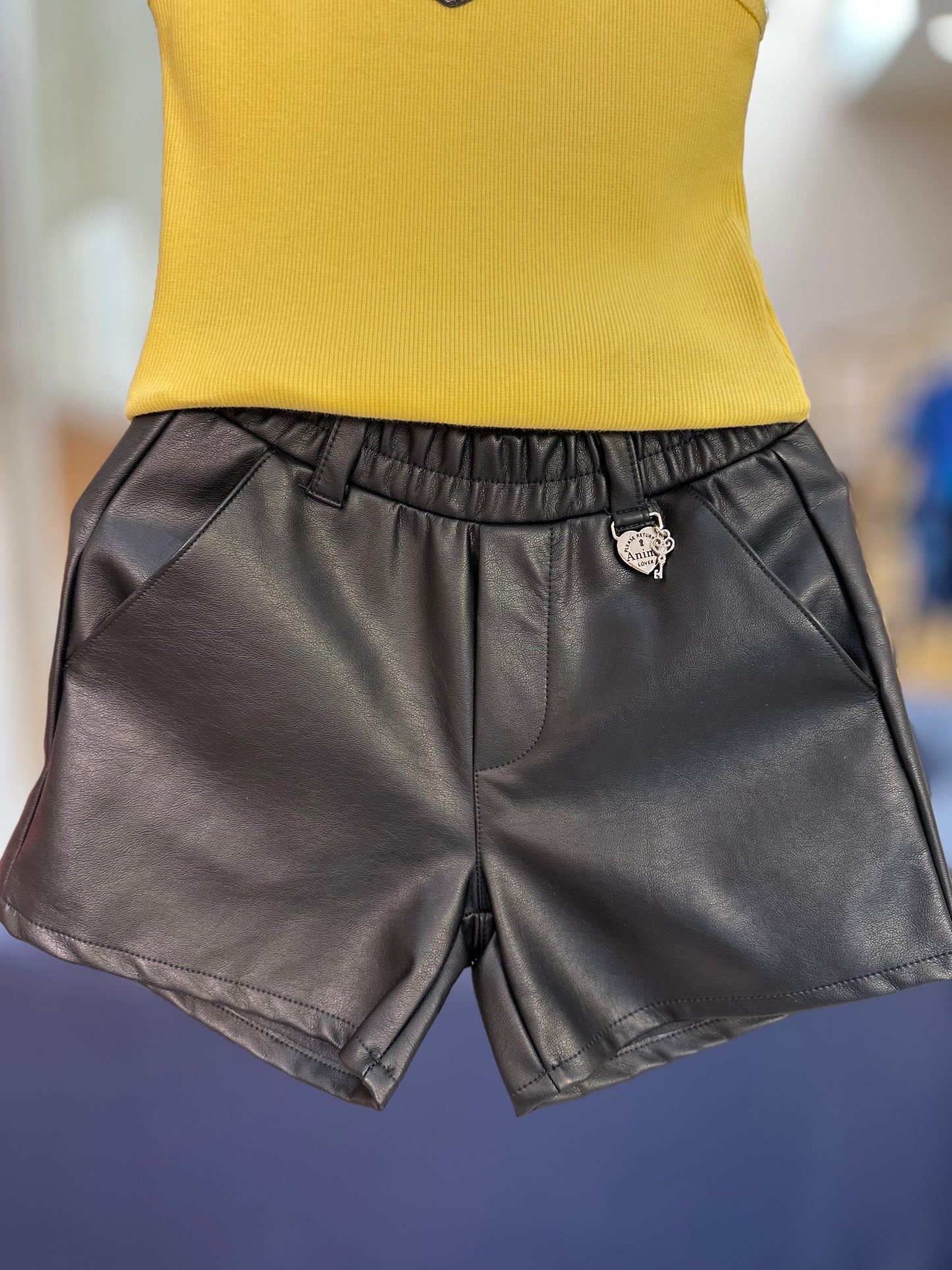 Conjunto Infantil Blusa Daisy Amarela e Shorts Couro Tech - Animê