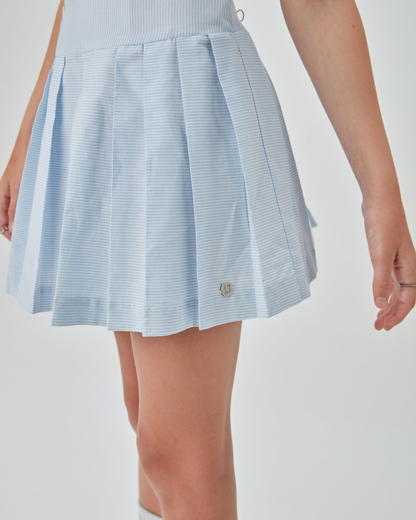 Vestido Teen Pregas Amarração Ombro e Fivelas Laterais - Two In
