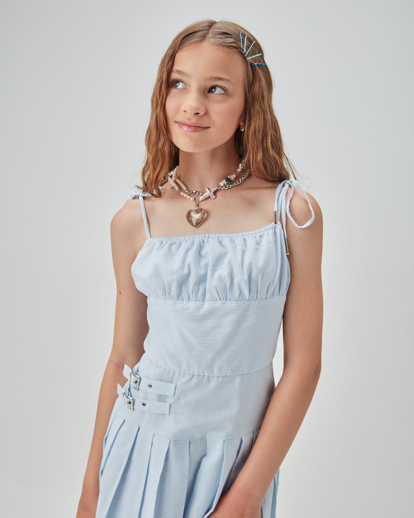 Vestido Teen Pregas Amarração Ombro e Fivelas Laterais - Two In