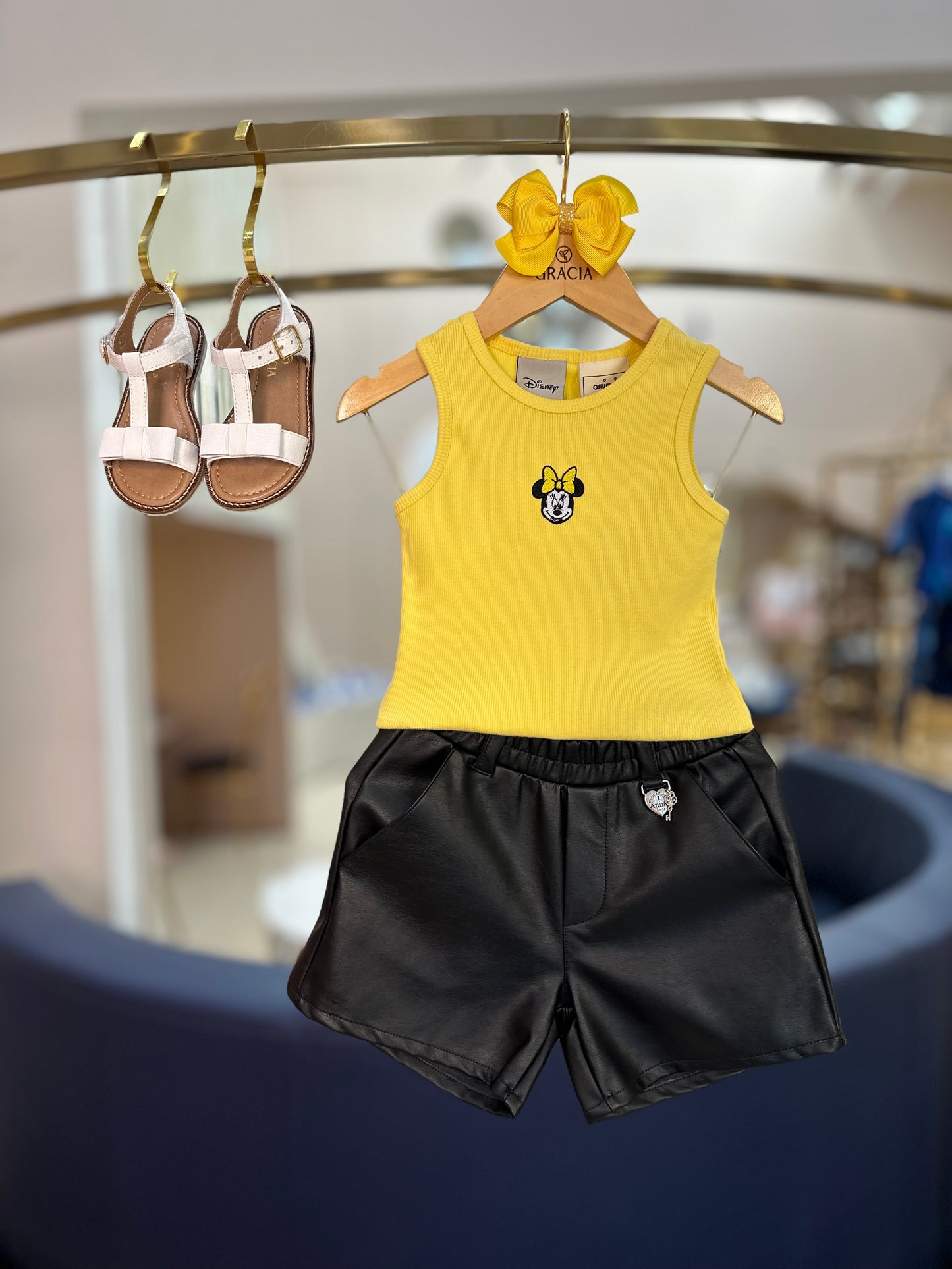 Conjunto Infantil Blusa Daisy Amarela e Shorts Couro Tech - Animê