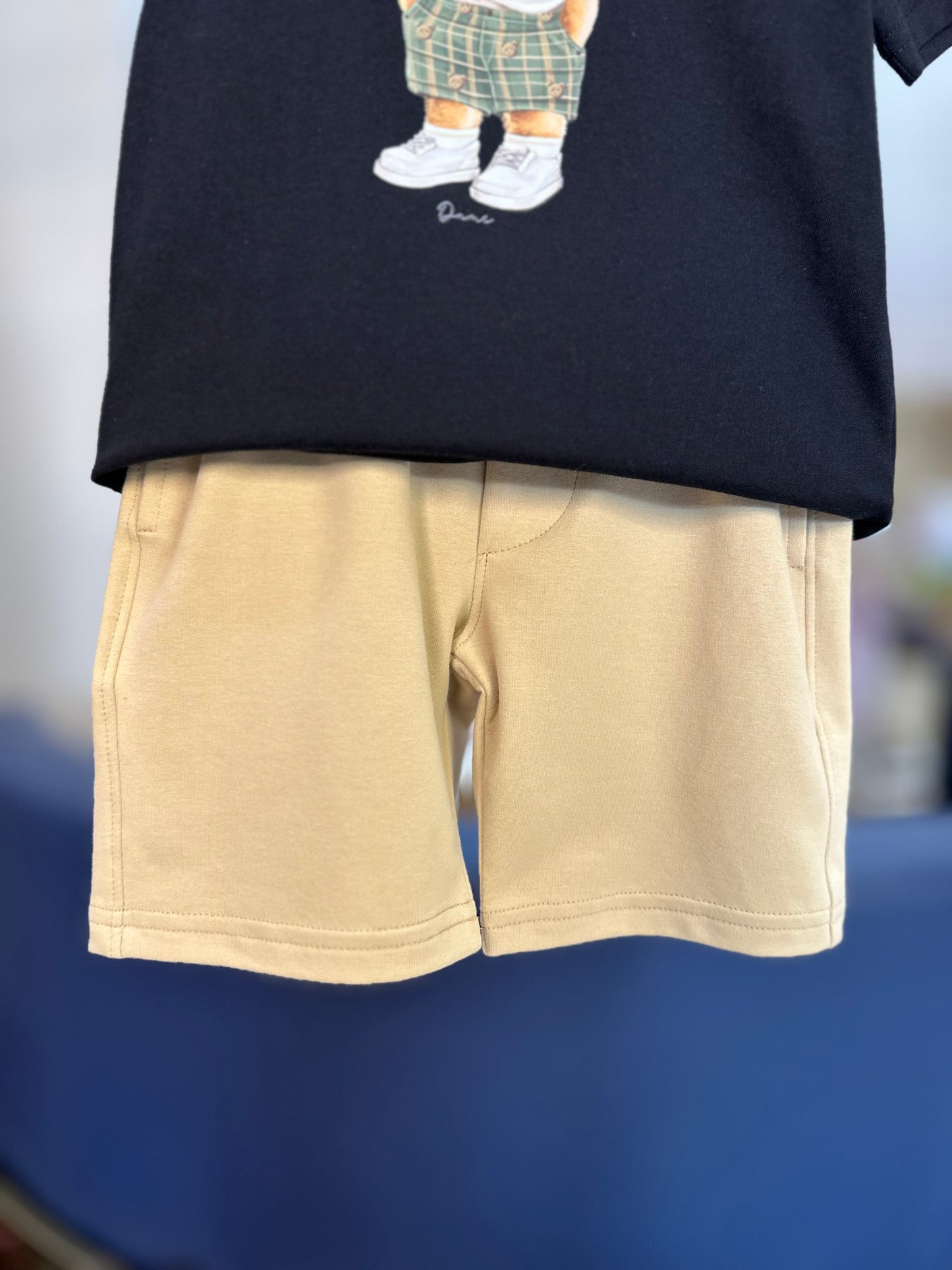 Conjunto Infantil Camiseta Teddy Chapéu Panamá Preta e Bermuda Moletom Listra Bege - Dame
