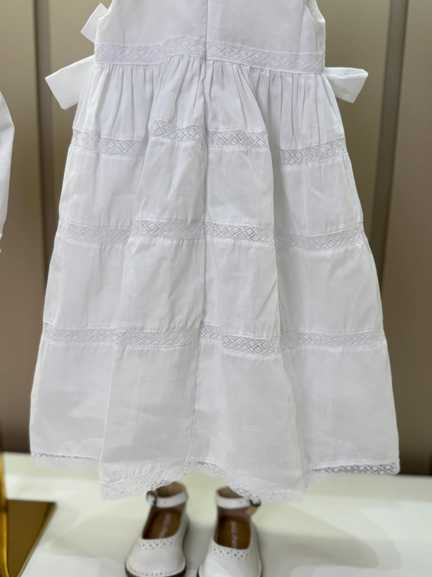 Mandrião Bebê Luxo Algodão Rendas, Bordados, Laços Laterais, Medalhinha e Touca - Roana