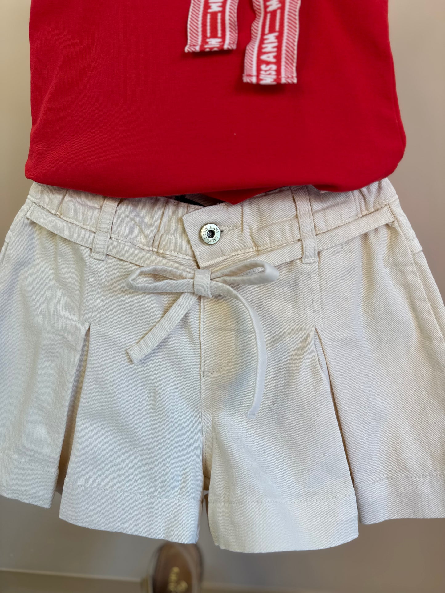 Conjunto Infantil Blusa Vermelha Laço ANM e Shorts Bege Pregas - Animê