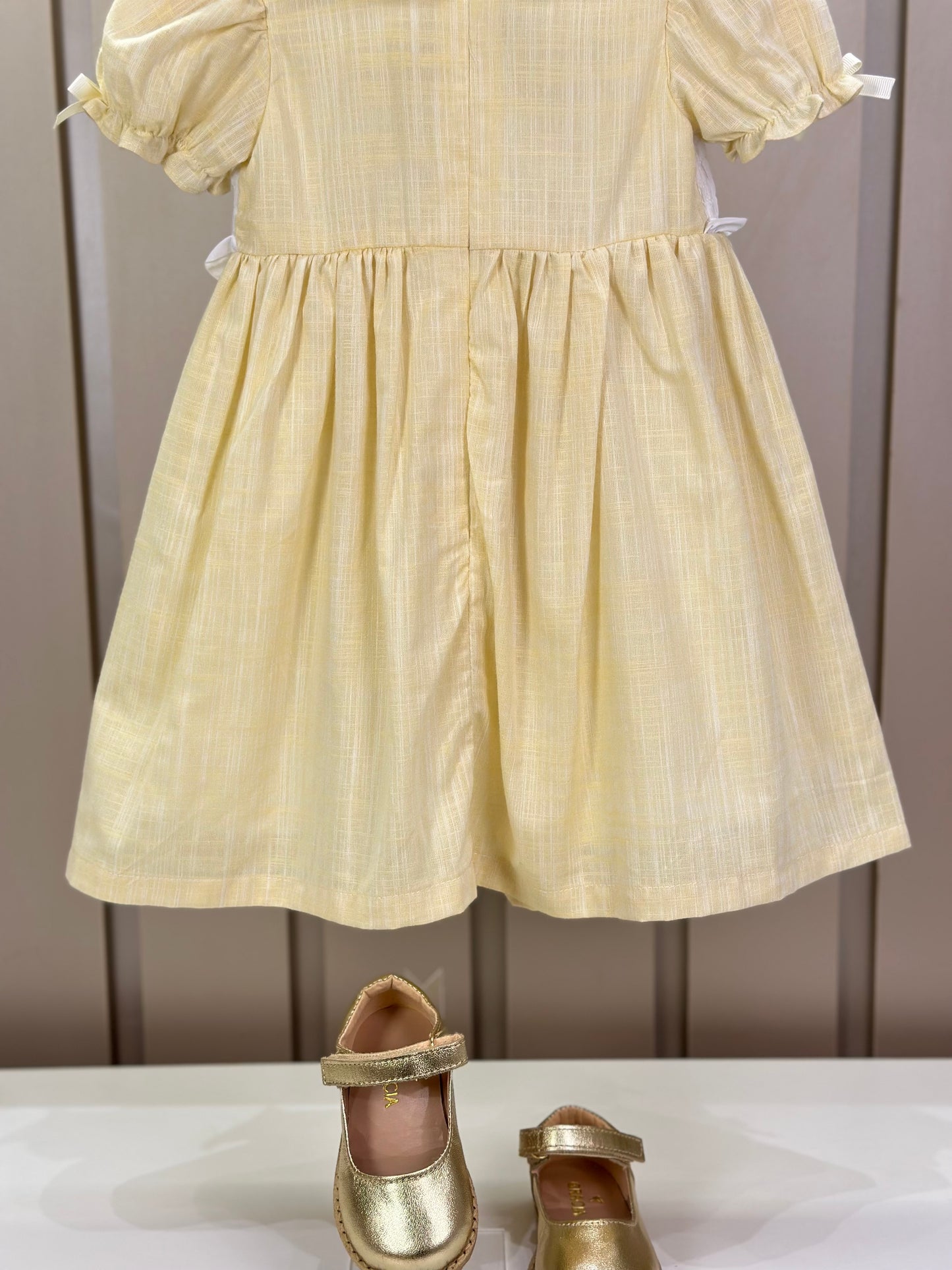 Vestido Infantil Clássico Algodão Golinha e Busto Brancos Bordados Amarelo - Roana