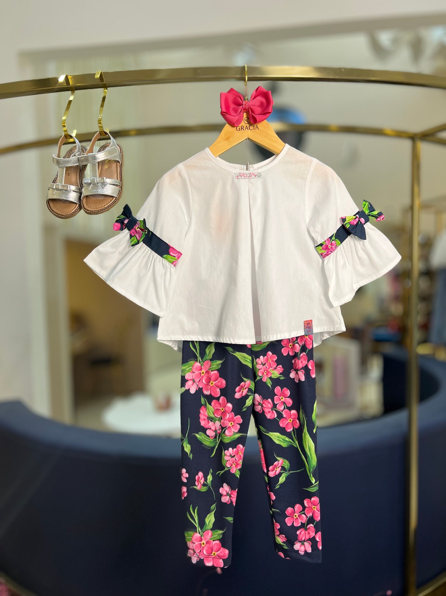 Conjunto Infantil Bata Ampla com Laços e Legging Estampada - Um Mais Um