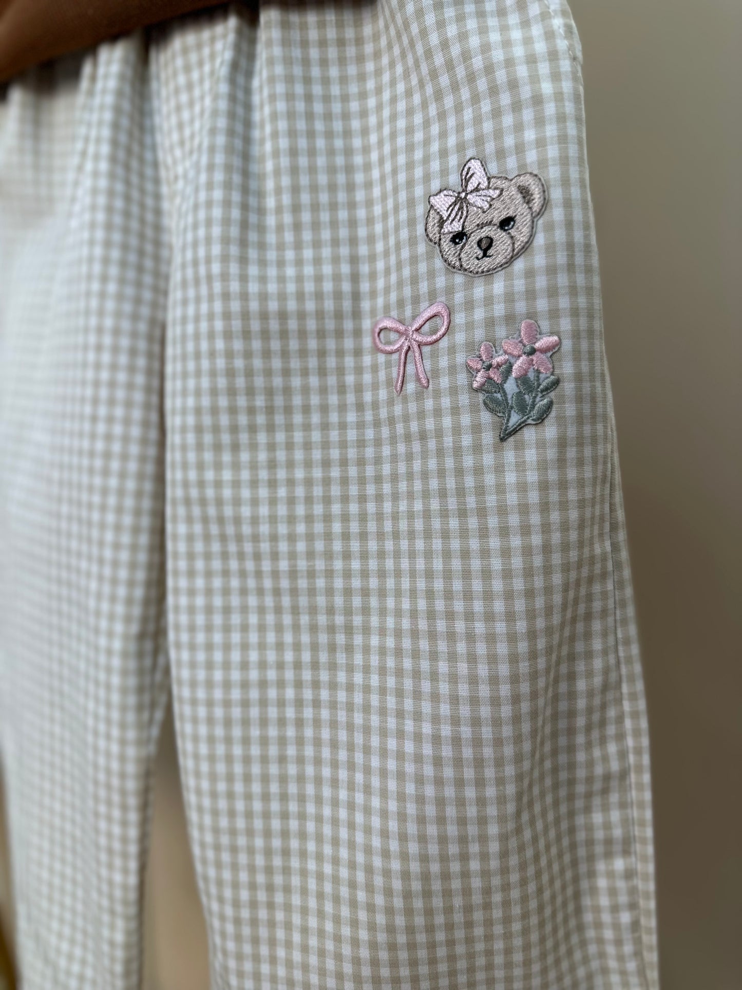 Conjunto Infantil Regata Laço de Renda Marrom e Calça Reta Xadrez Patches - Pituchinhus