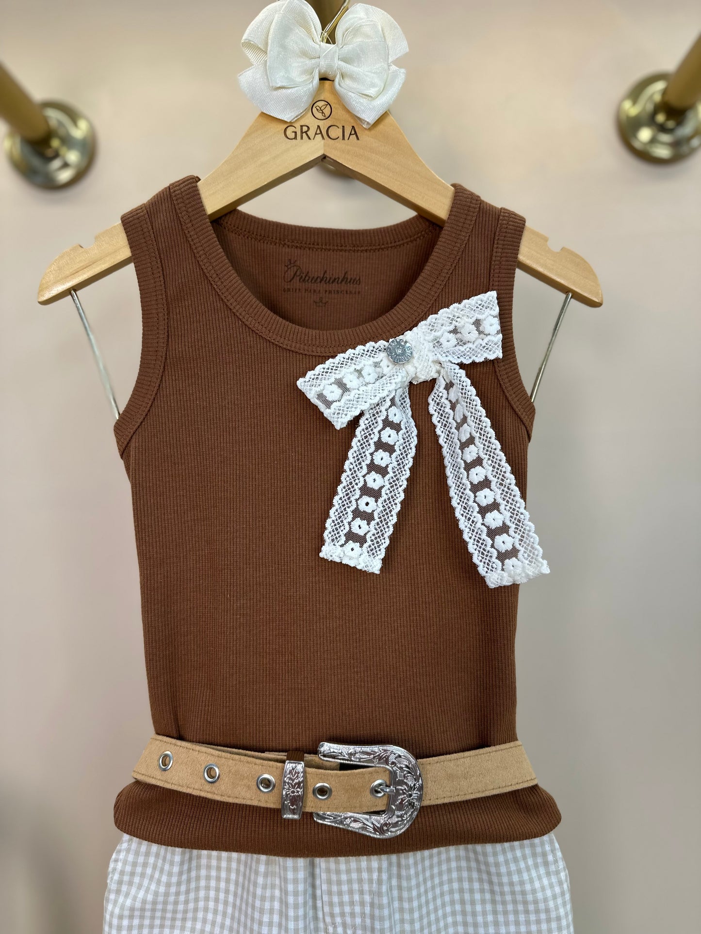 Conjunto Infantil Regata Laço de Renda Marrom e Calça Reta Xadrez Patches - Pituchinhus