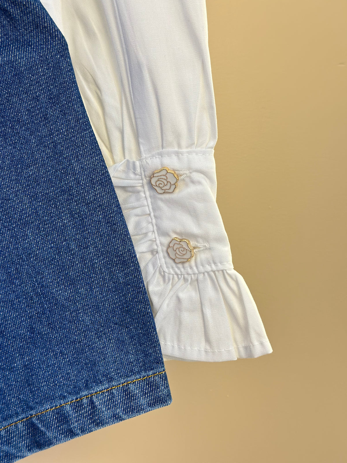 Conjunto Infantil Camisa Babadinhos Punho Pregas Branca e Saia Jeans Pochete Laço Pérolas - Luluzinha