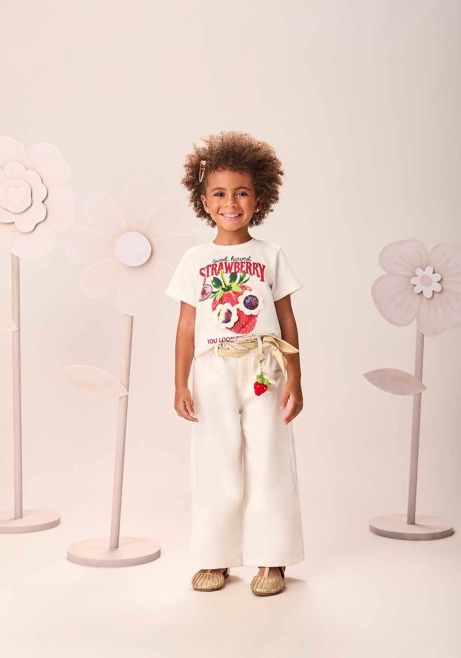 Conjunto Infantil Blusa Branca Morango Calça Off-White com Chaveiro Morango - Momi