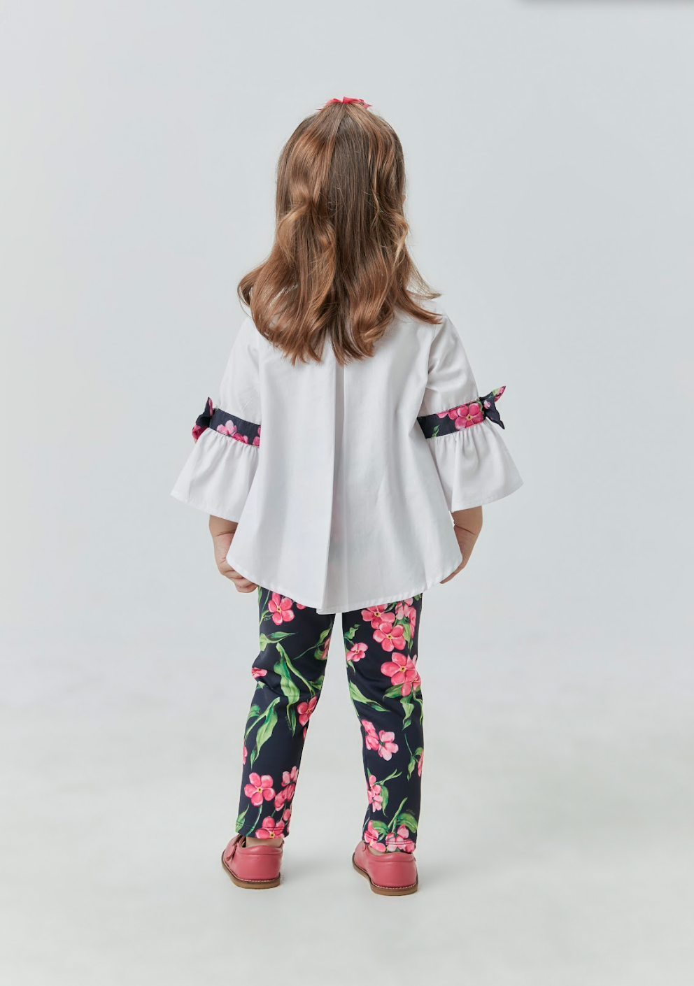 Conjunto Infantil Bata Ampla com Laços e Legging Estampada - Um Mais Um