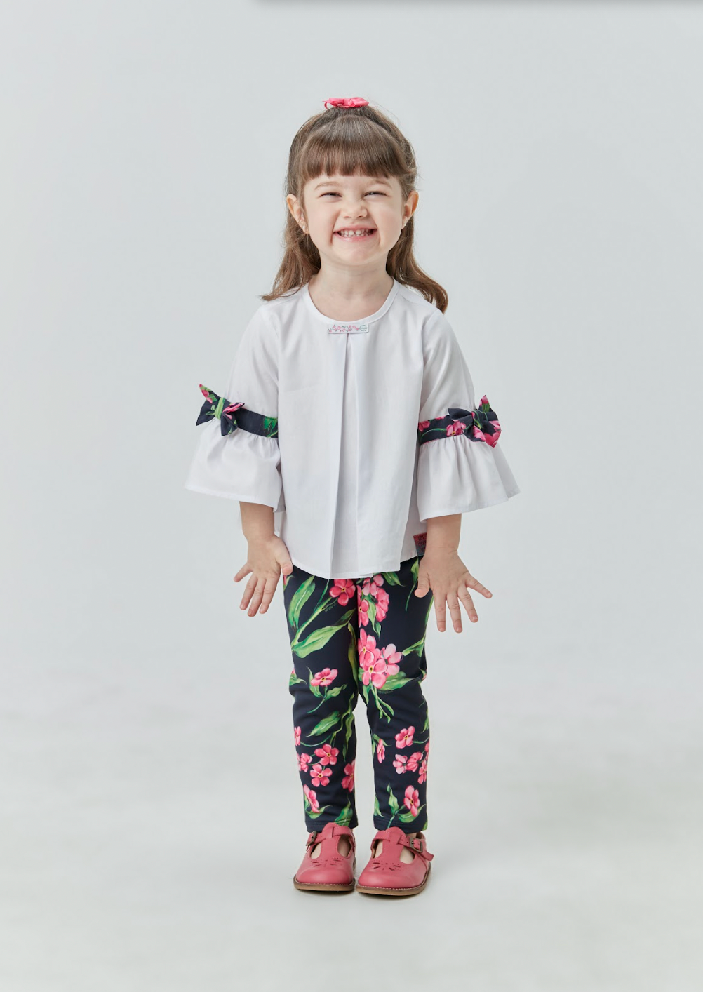Conjunto Infantil Bata Ampla com Laços e Legging Estampada - Um Mais Um