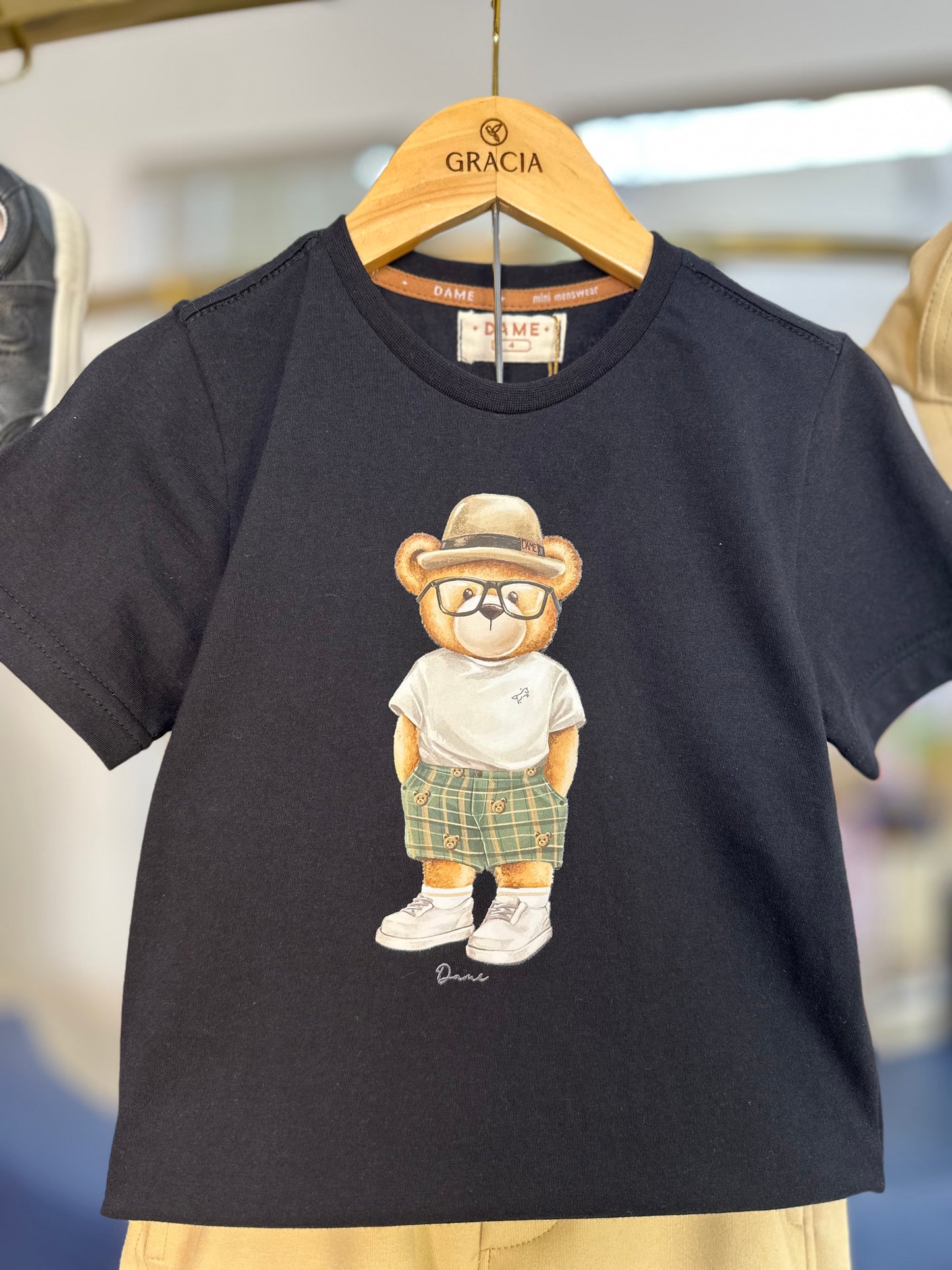 Conjunto Infantil Camiseta Teddy Chapéu Panamá Preta e Bermuda Moletom Listra Bege - Dame