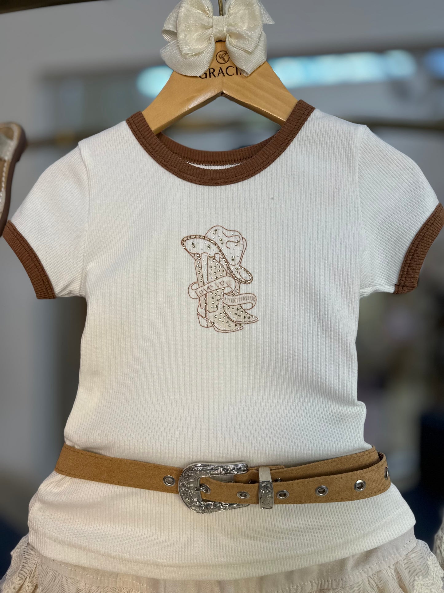 Conjunto Infantil Blusa Ursinha, Botinha e Chapéu e Saia Mix Babados - Pituchinhus