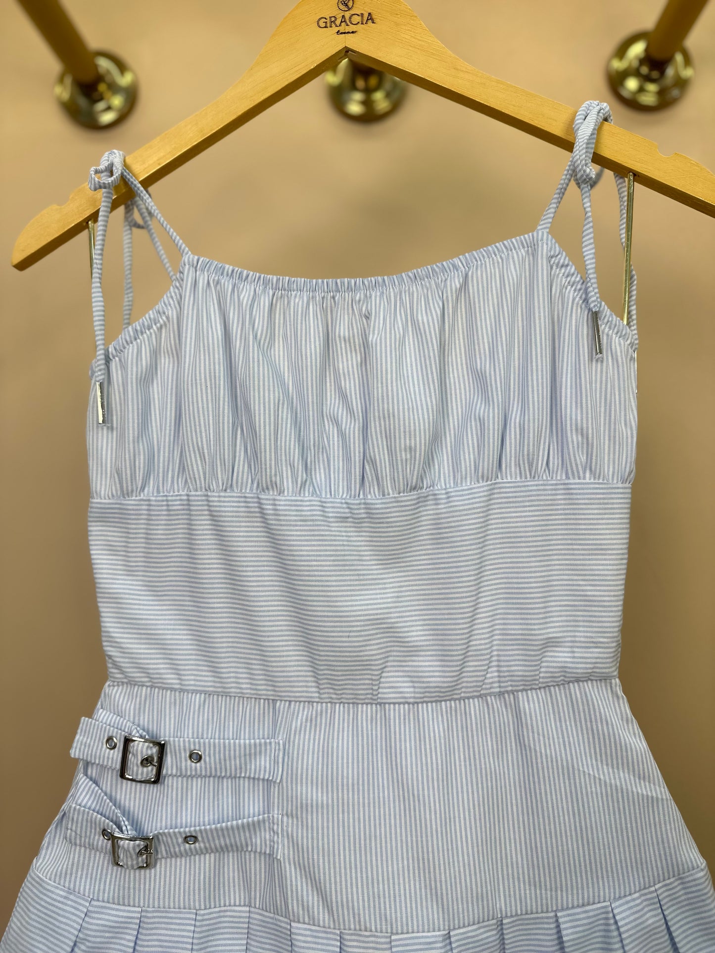Vestido Teen Pregas Amarração Ombro e Fivelas Laterais - Two In