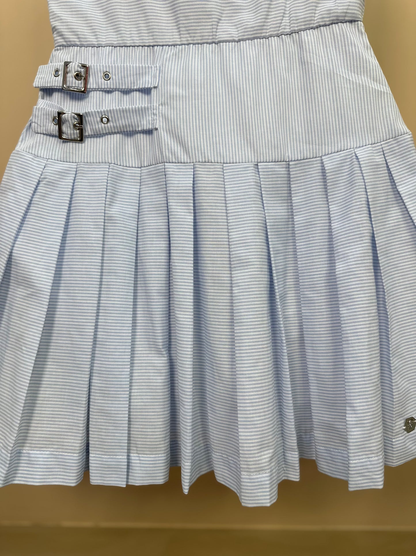 Vestido Teen Pregas Amarração Ombro e Fivelas Laterais - Two In