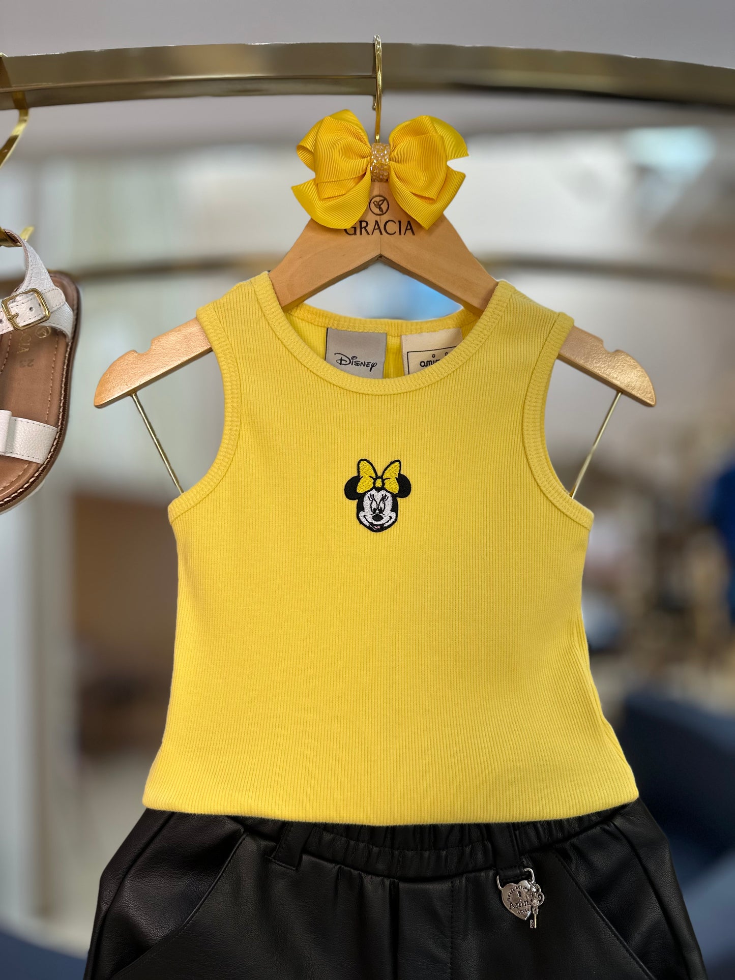 Conjunto Infantil Blusa Daisy Amarela e Shorts Couro Tech - Animê