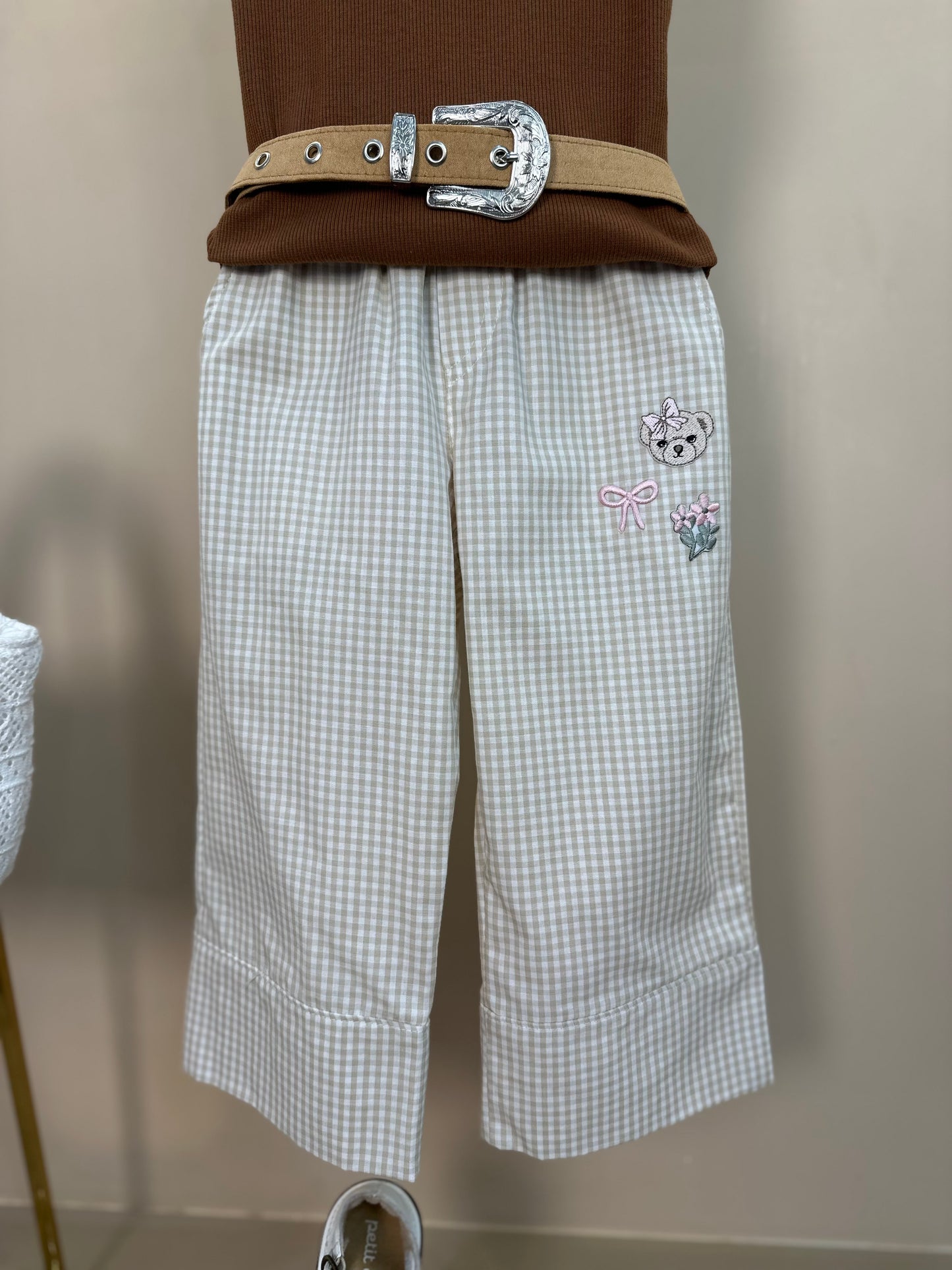 Conjunto Infantil Regata Laço de Renda Marrom e Calça Reta Xadrez Patches - Pituchinhus