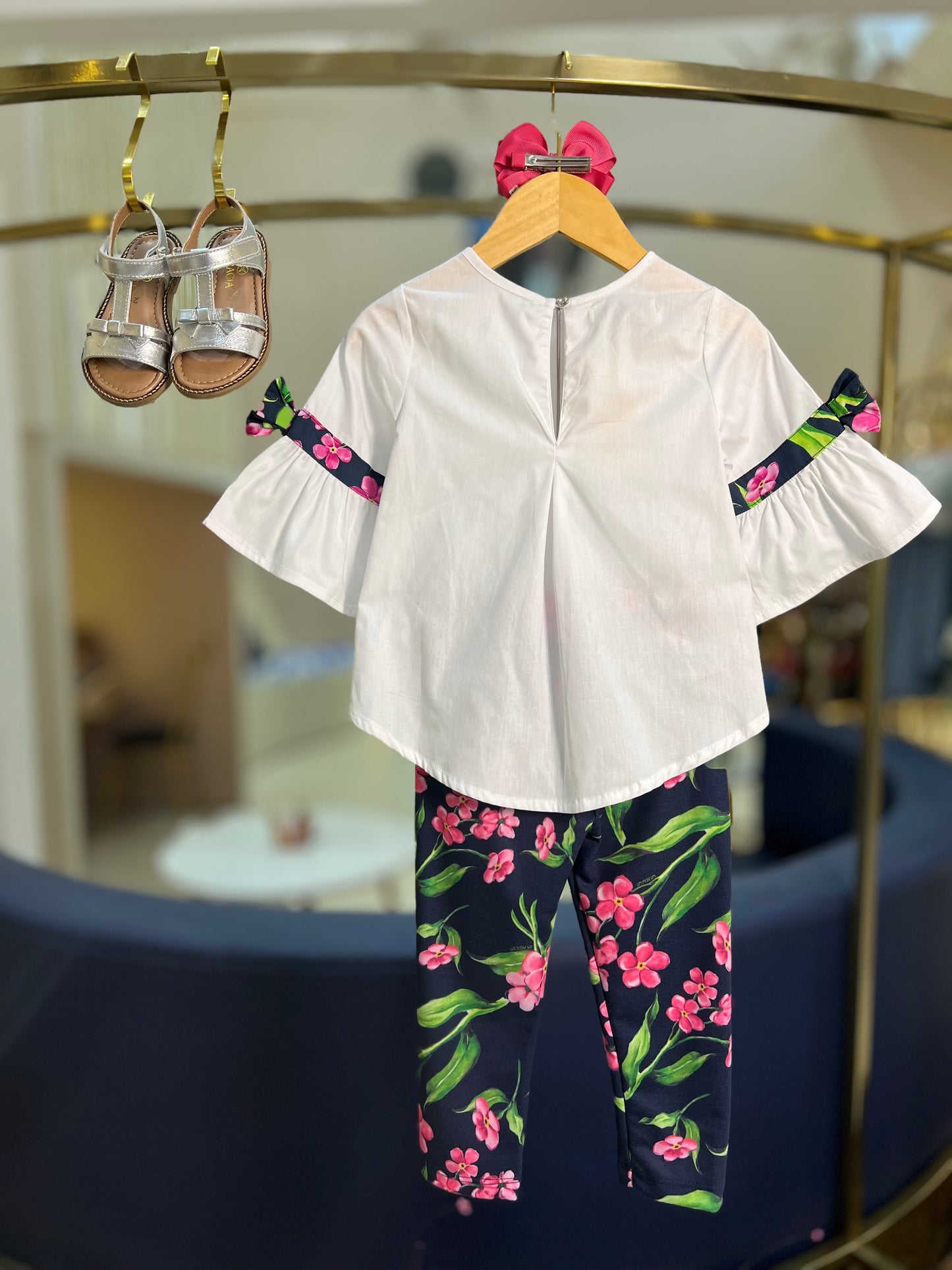 Conjunto Infantil Bata Ampla com Laços e Legging Estampada - Um Mais Um