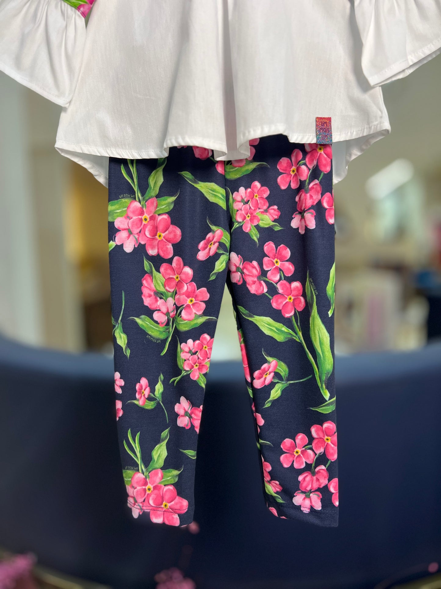Conjunto Infantil Bata Ampla com Laços e Legging Estampada - Um Mais Um