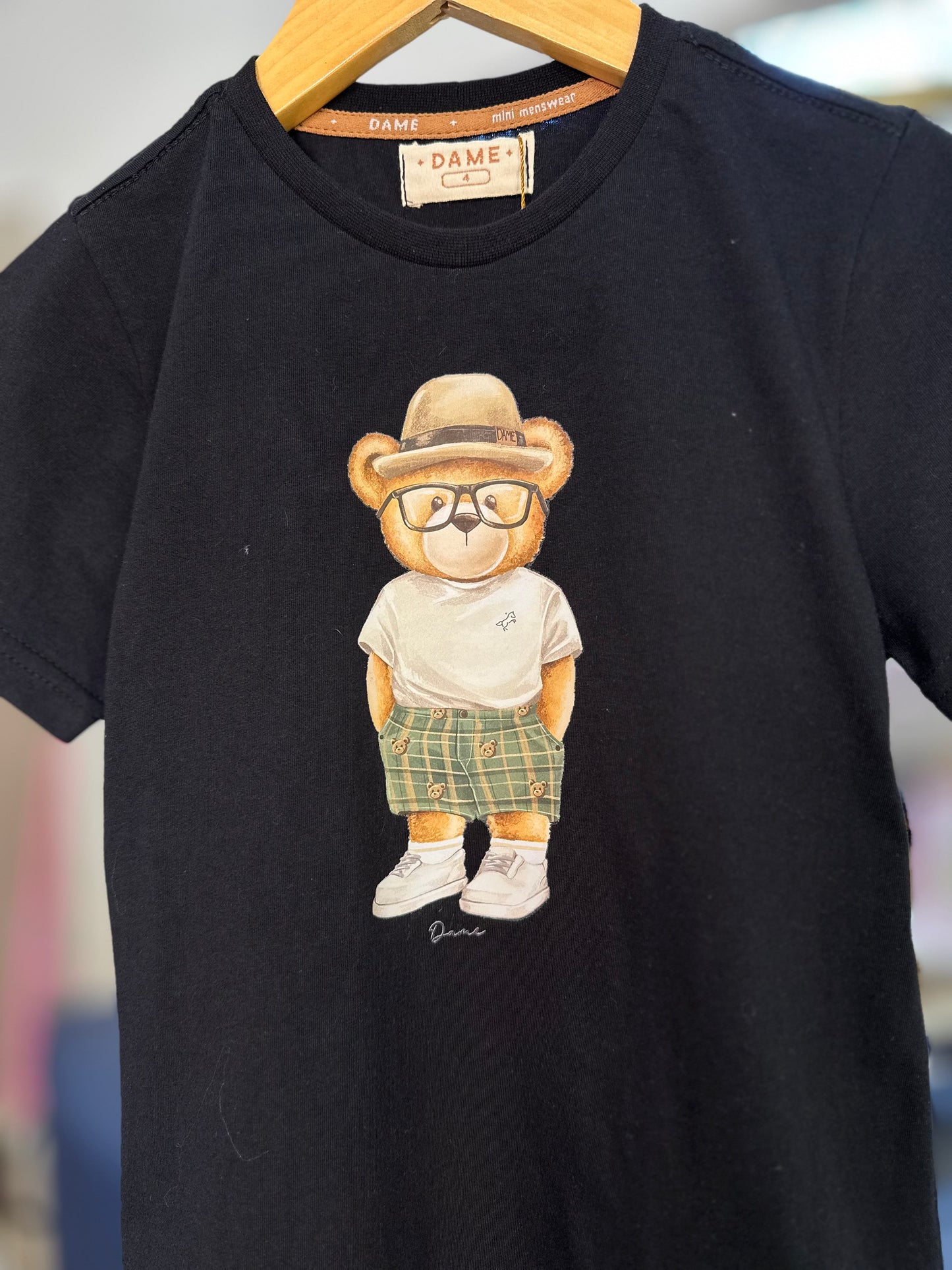 Conjunto Infantil Camiseta Teddy Chapéu Panamá Preta e Bermuda Moletom Listra Bege - Dame