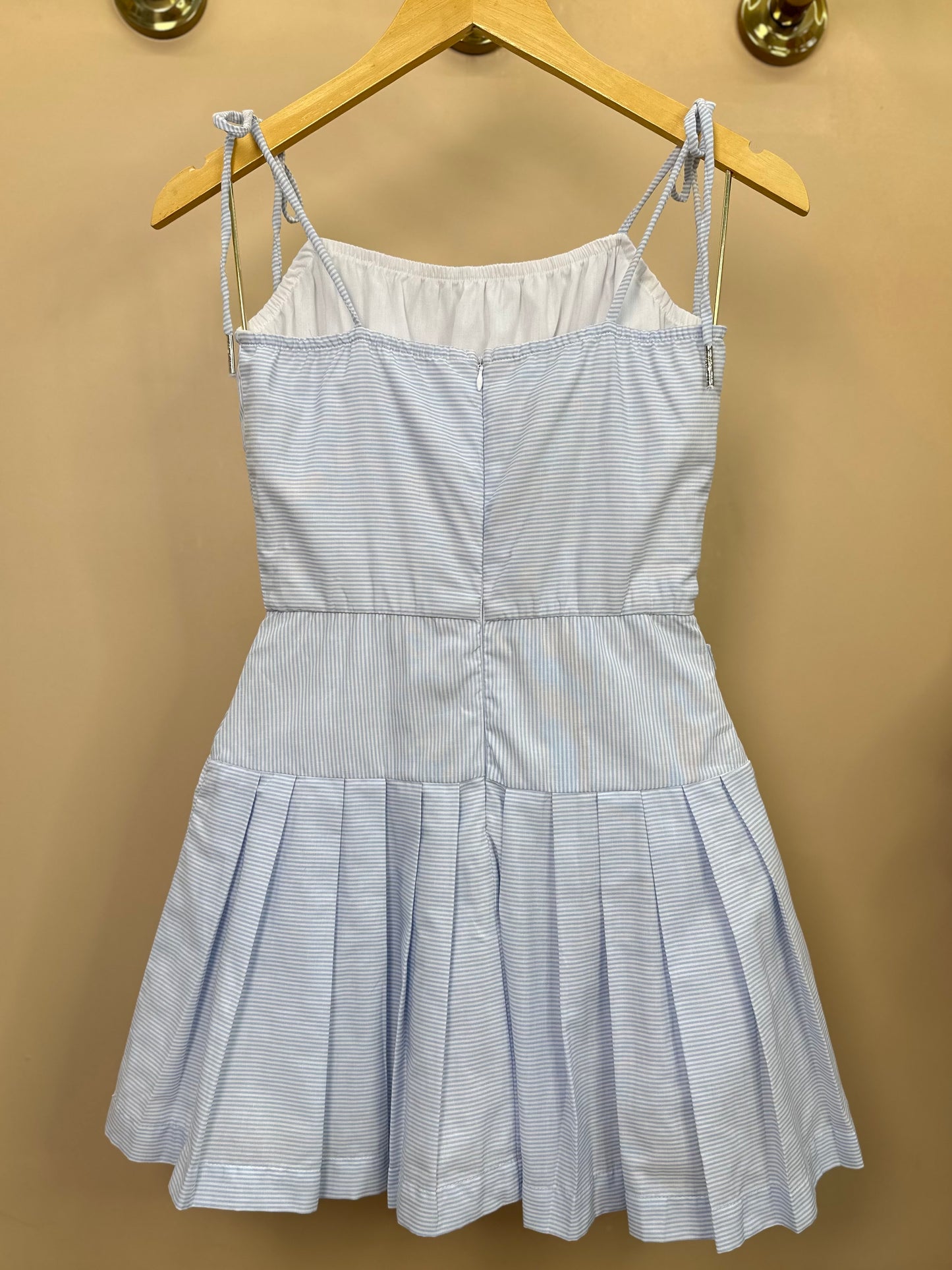 Vestido Teen Pregas Amarração Ombro e Fivelas Laterais - Two In