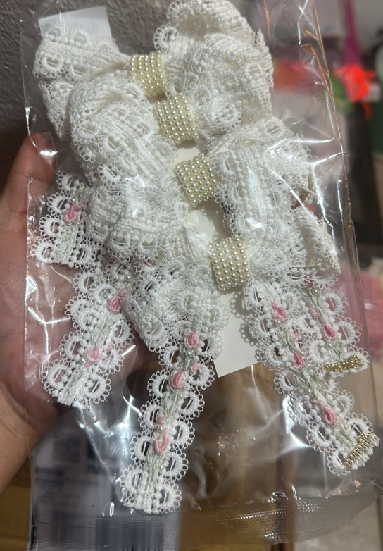 Laço Infantil Branco com Renda, Rosas Bordadas Pérolas - Roana