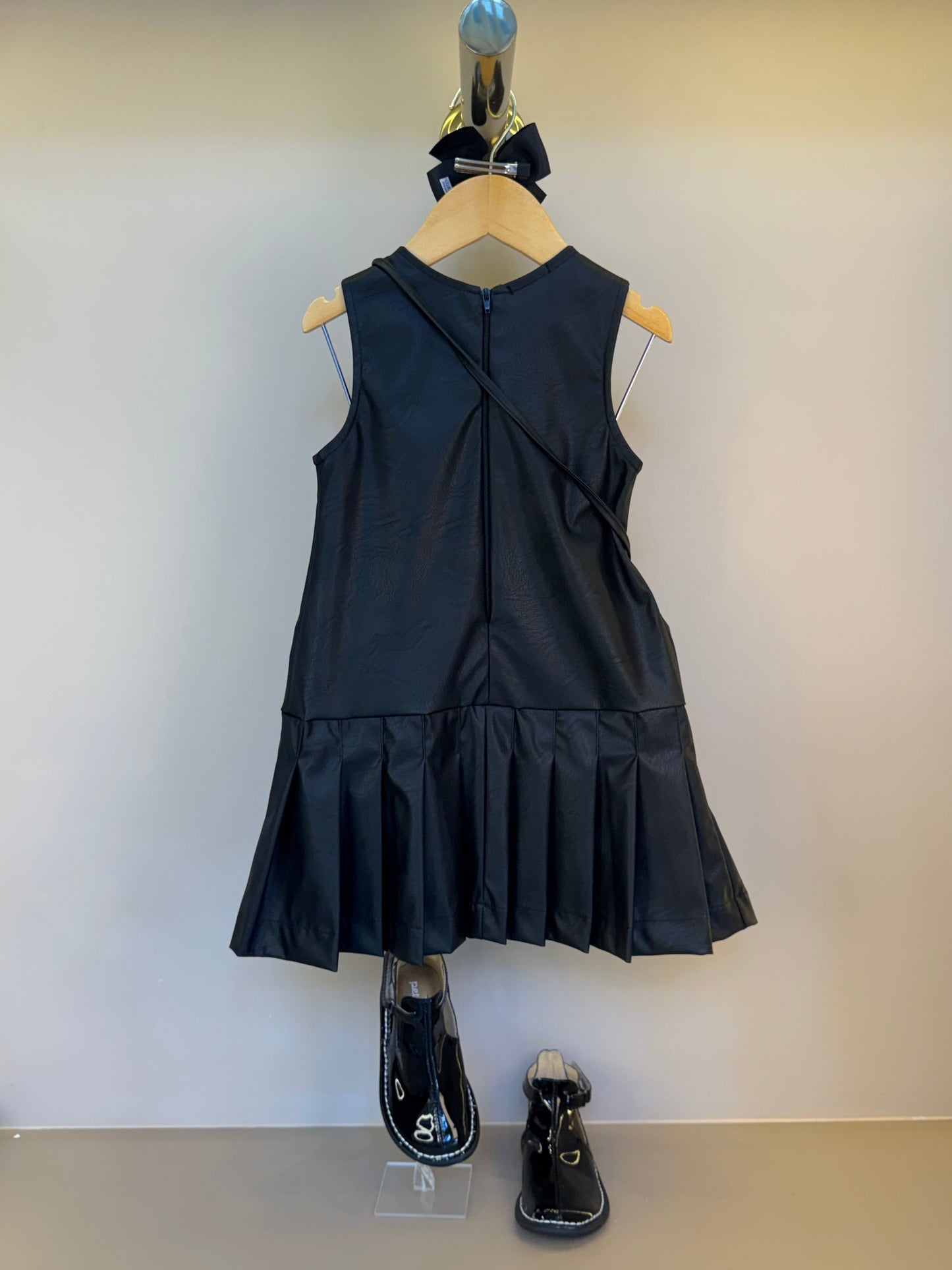 Vestido Infantil Trapézio Couro Tech com Bolsa Ursinho - Luluzinha