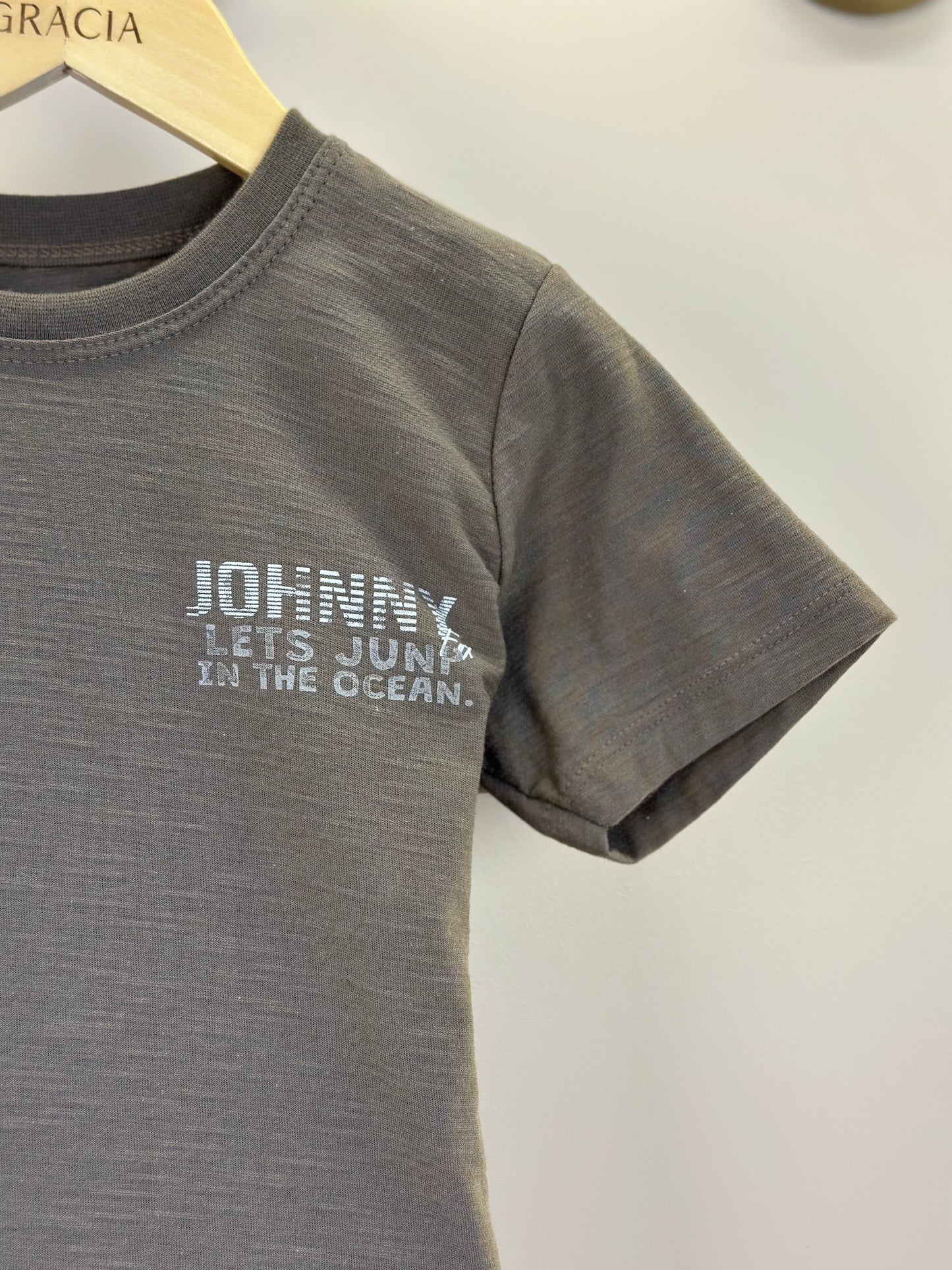 Conjunto Infantil Camiseta Marrom e Bermuda Sarja Off White - Little Johnny