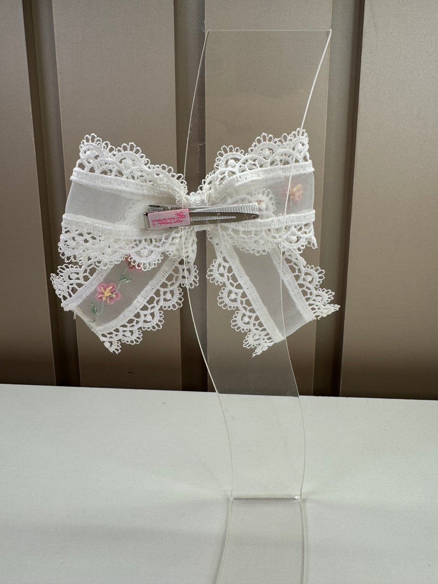 Laço Infantil Transversal Bordado Flores Miolo Pérolas Branco - Roana